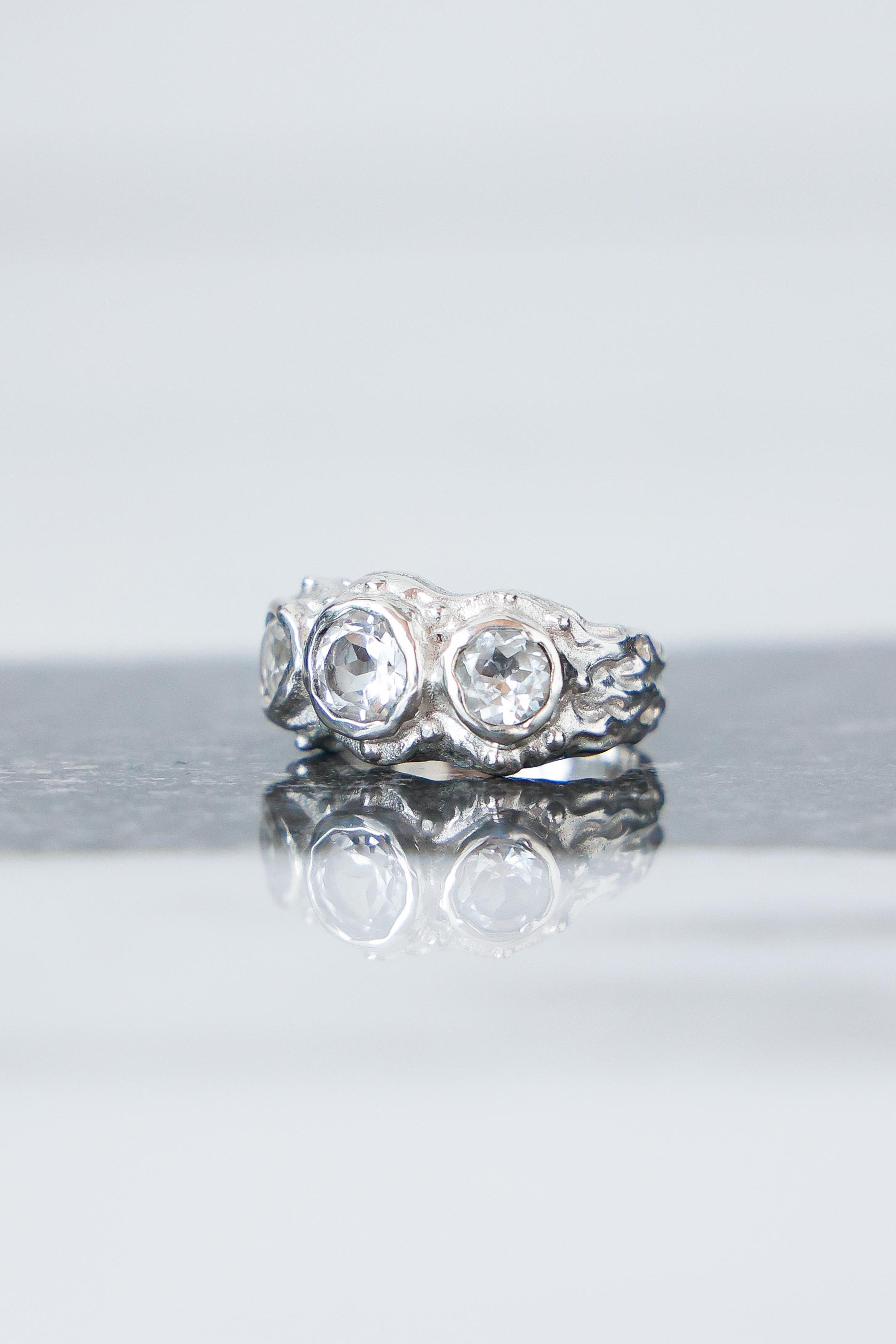 ANILLO SOLENE DE PLATA Y TOPACIOS BLANCOS