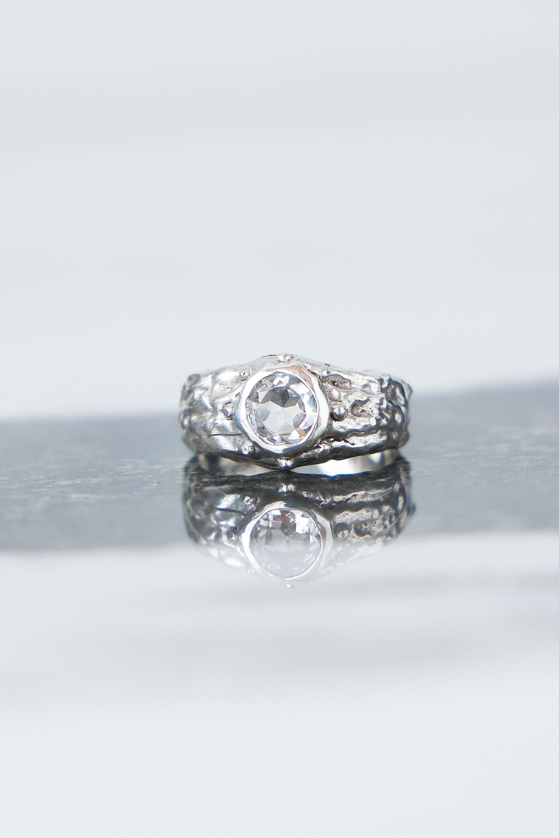 ANILLO SELES DE PLATA Y TOPACIO BLANCO