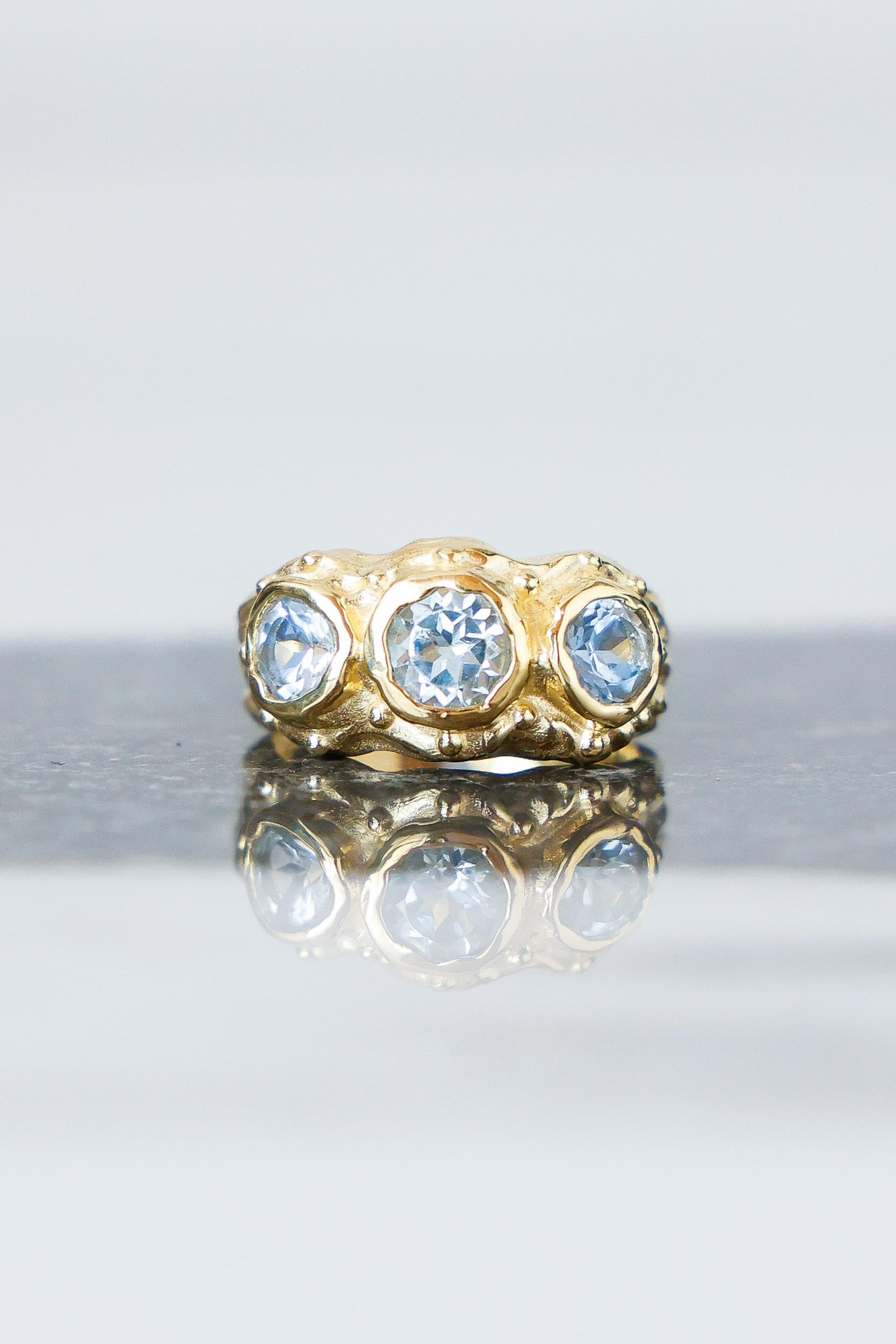 ANILLO SOLENE ORO Y TOPACIOS CELESTES