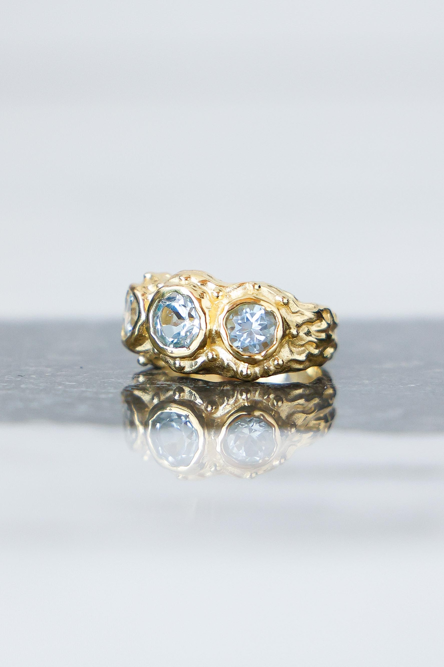 ANILLO SOLENE ORO Y TOPACIOS CELESTES