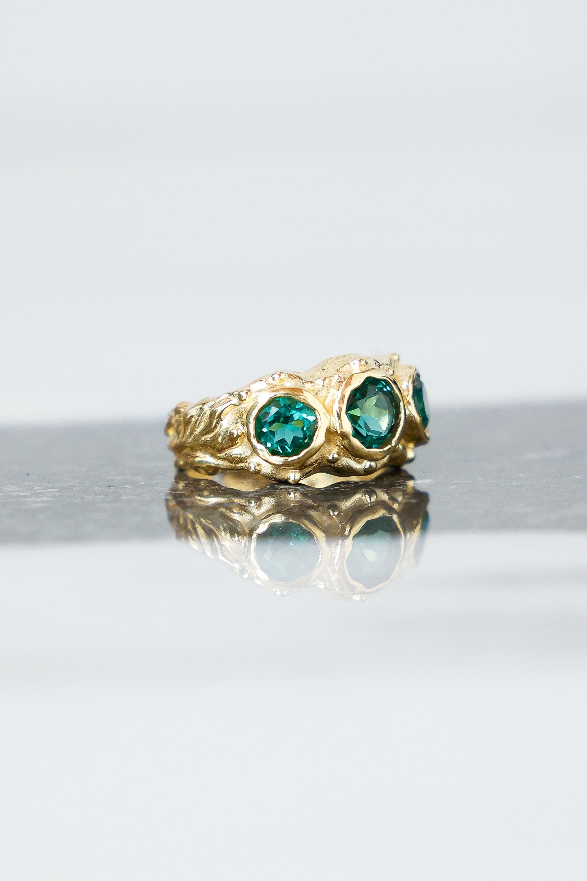 ANILLO SOLENE ORO Y CUARZOS VERDES