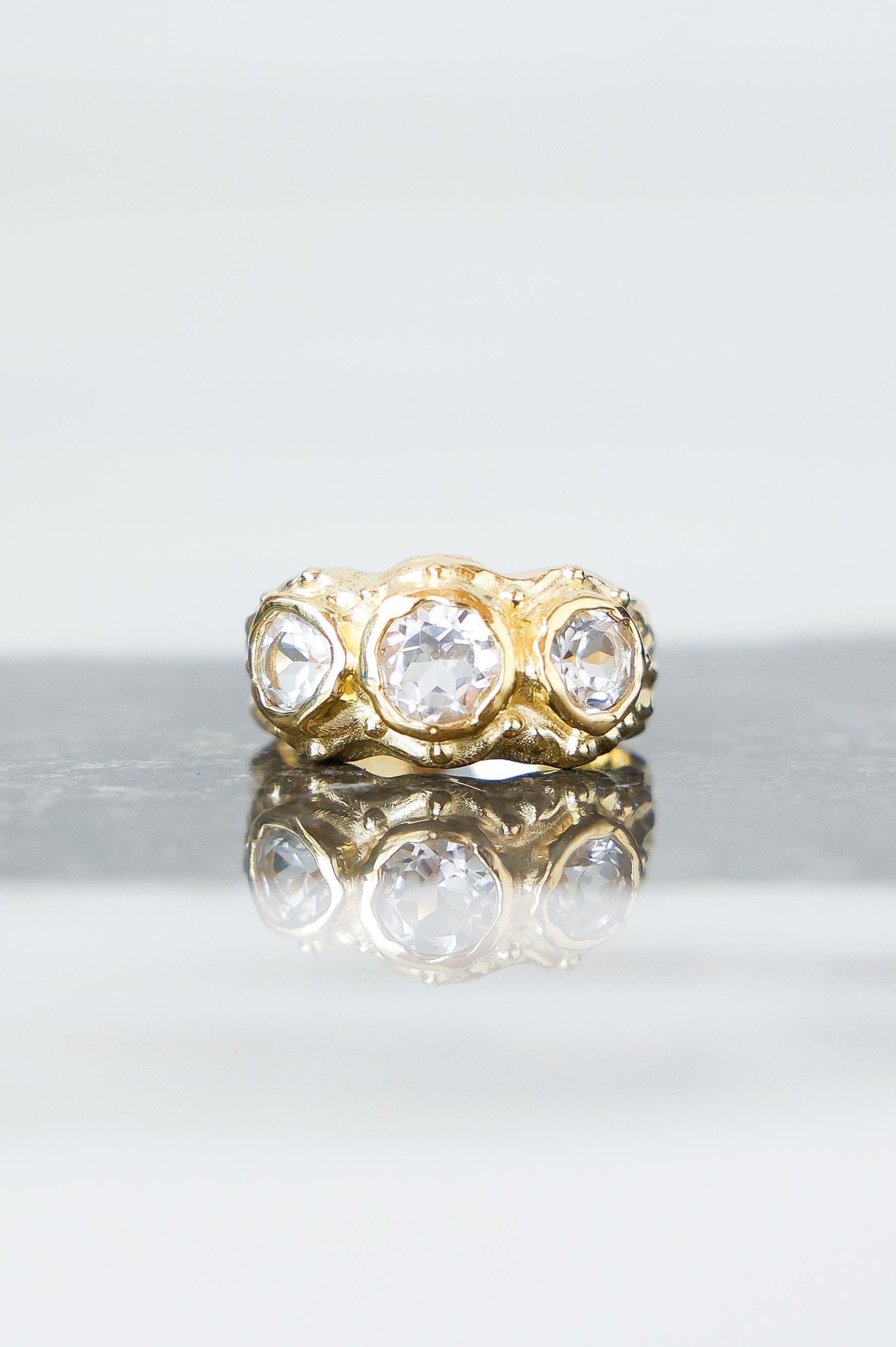 ANILLO SOLENE ORO Y TOPACIOS BLANCOS