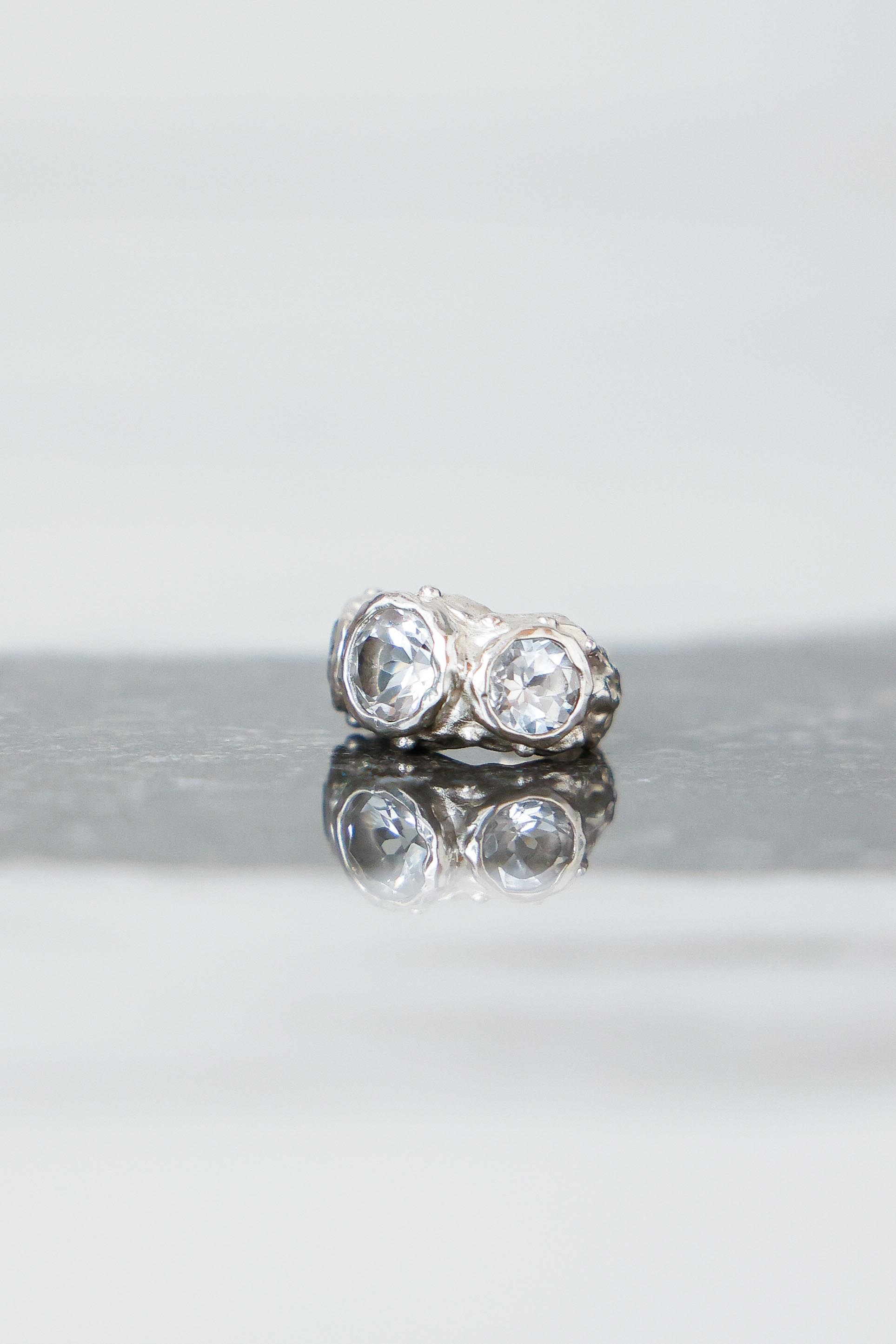 ARO EARCUFF SOLENE DE PLATA Y TOPACIO BLANCO