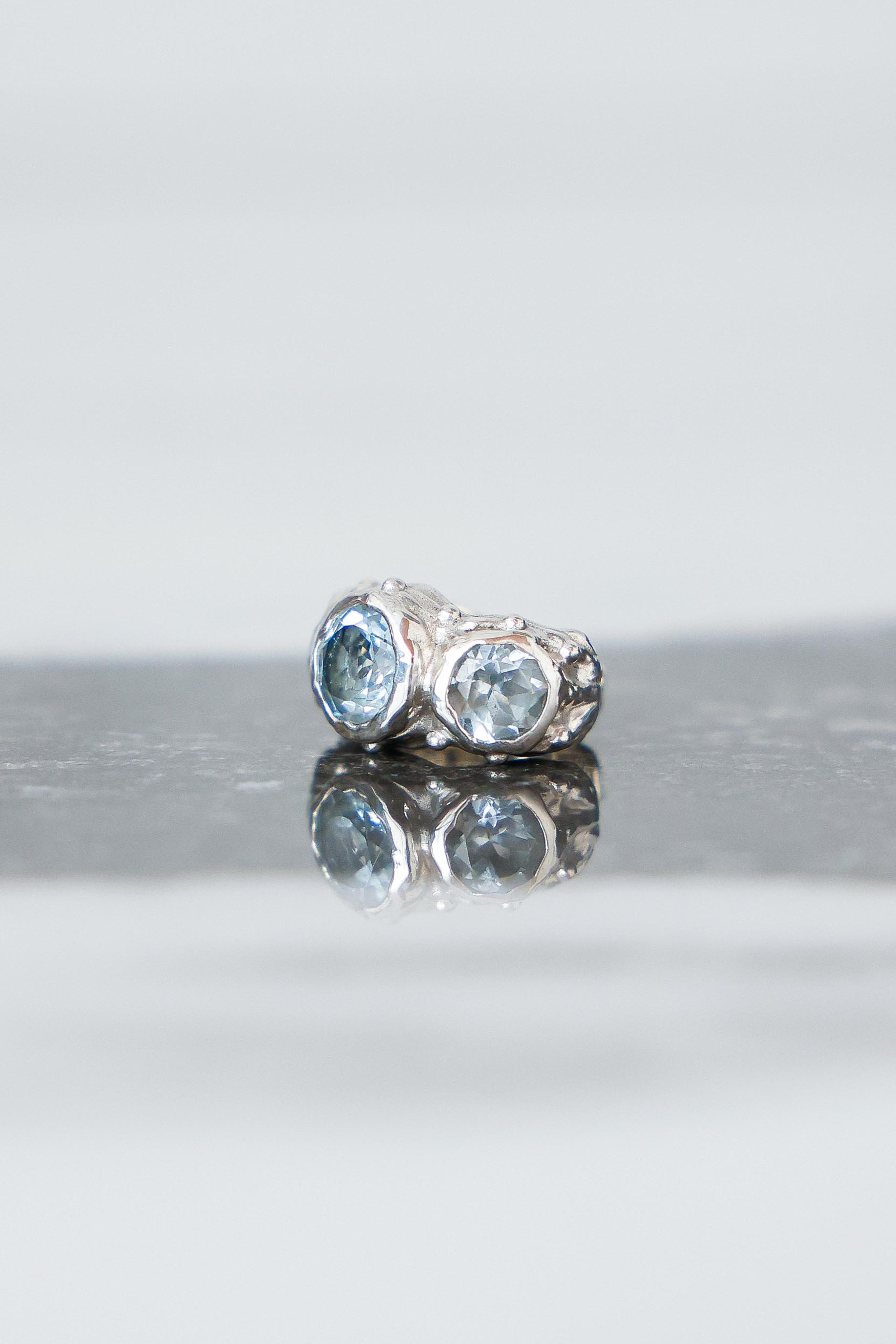 ARO EARCUFF SOLENE DE PLATA Y TOPACIO CELESTE