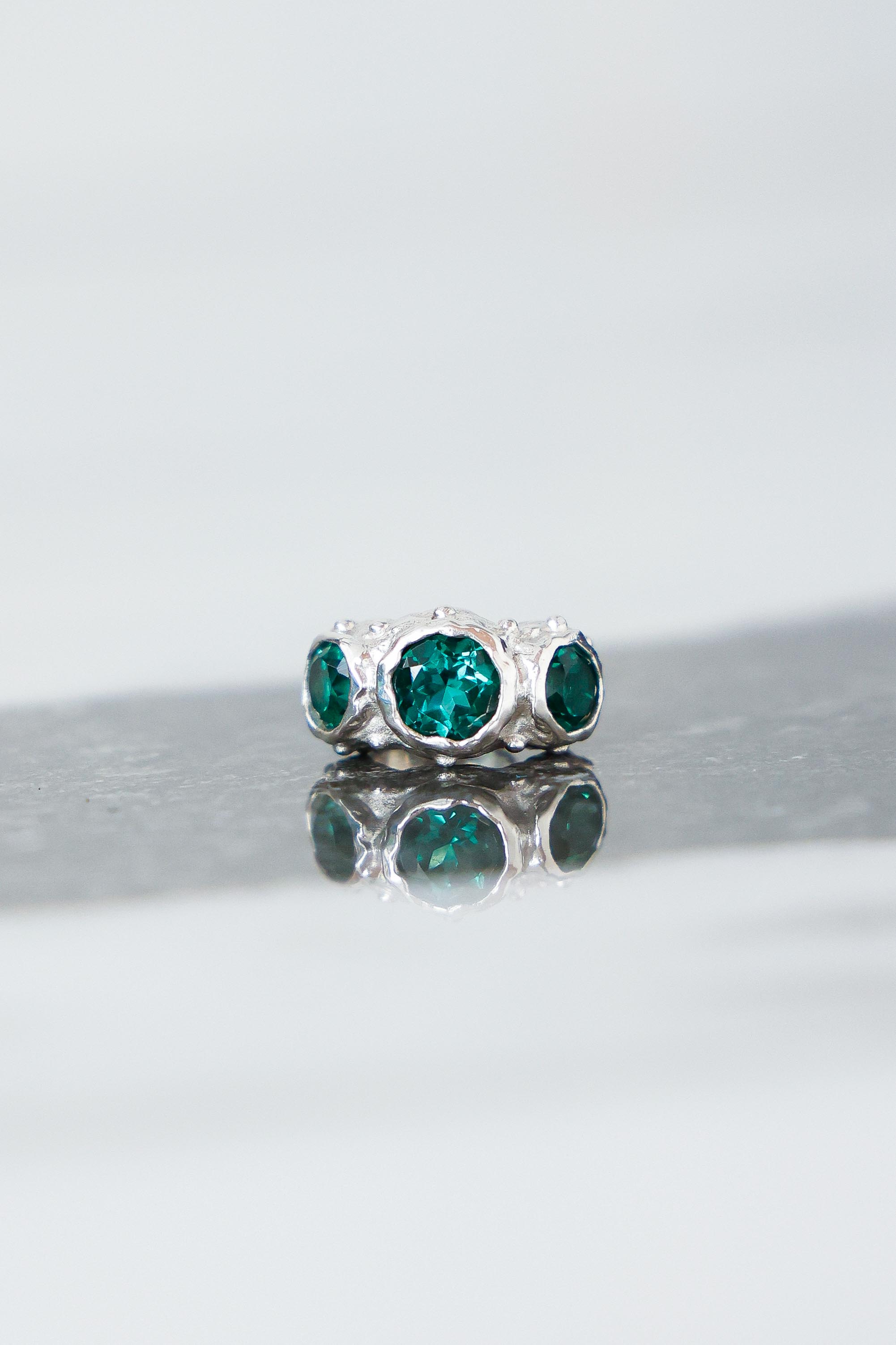 ARO EARCUFF SOLENE DE PLATA Y CUARZO VERDE