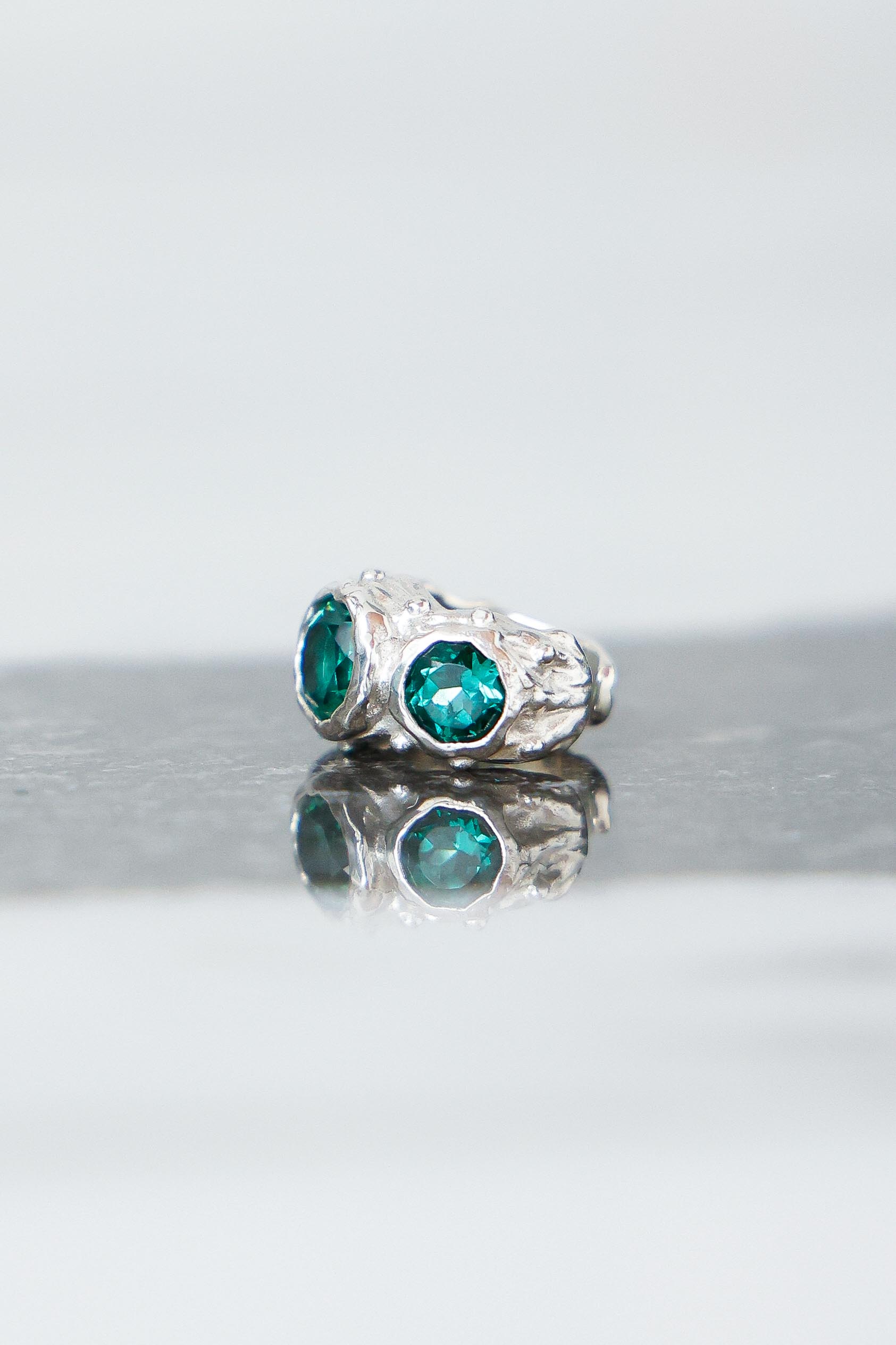 ARO EARCUFF SOLENE DE PLATA Y CUARZO VERDE