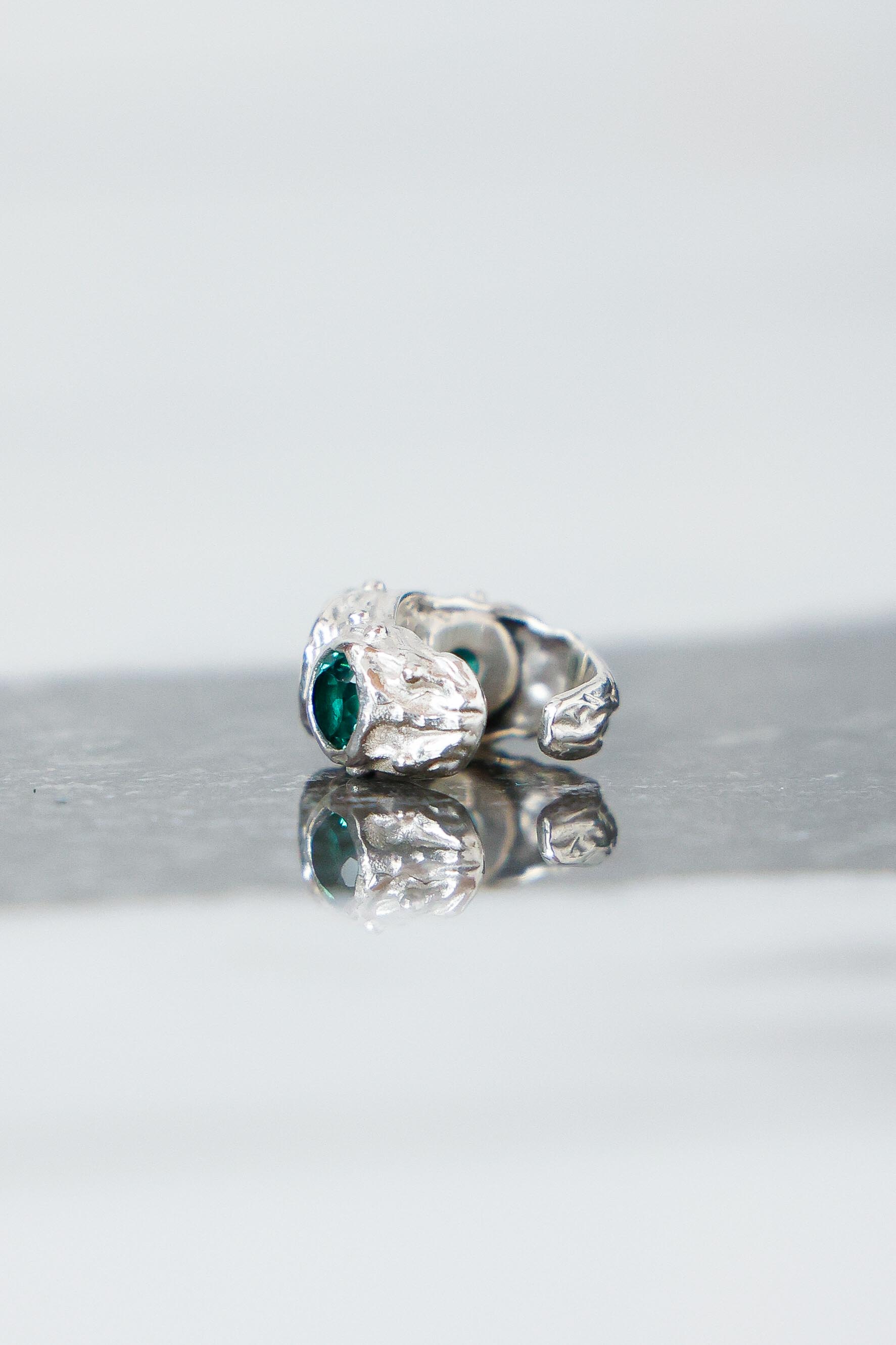 ARO EARCUFF SOLENE DE PLATA Y CUARZO VERDE