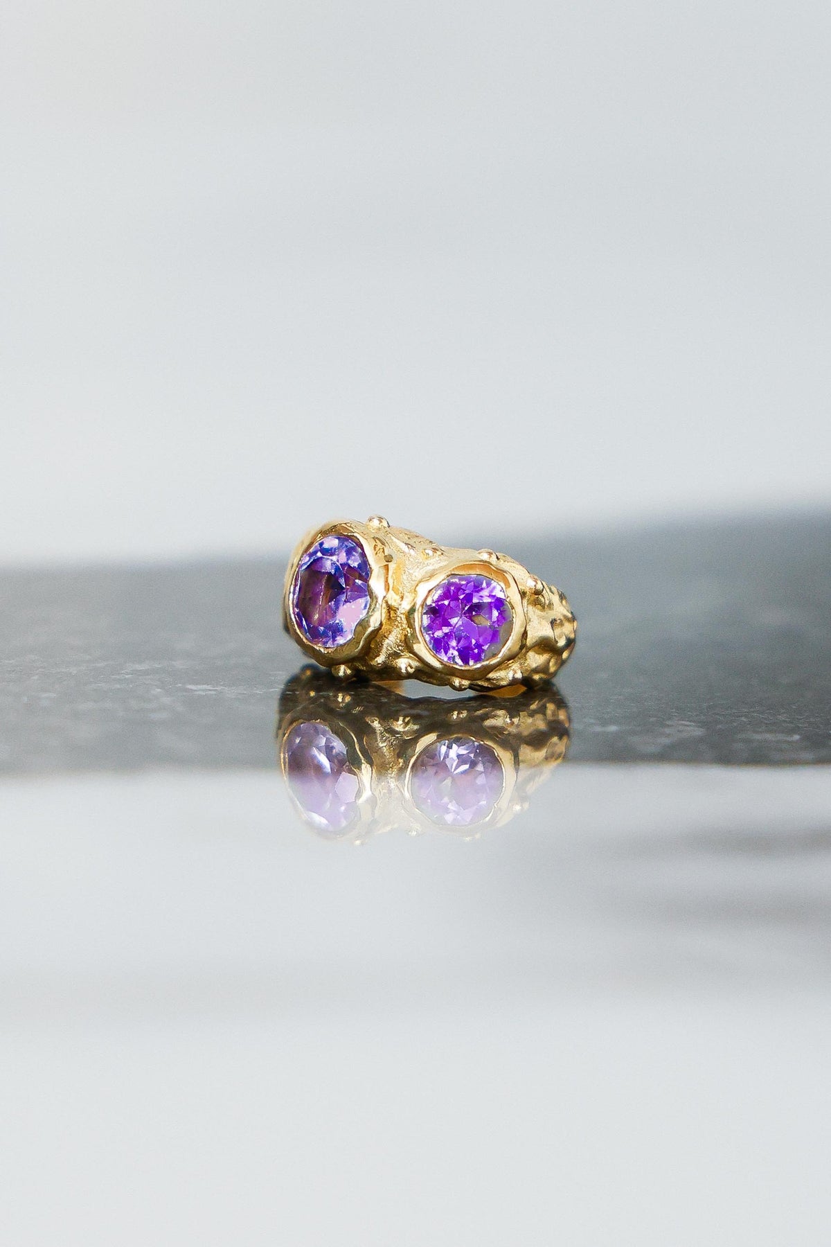 ARO EARCUFF SOLENE ORO Y AMATISTAS