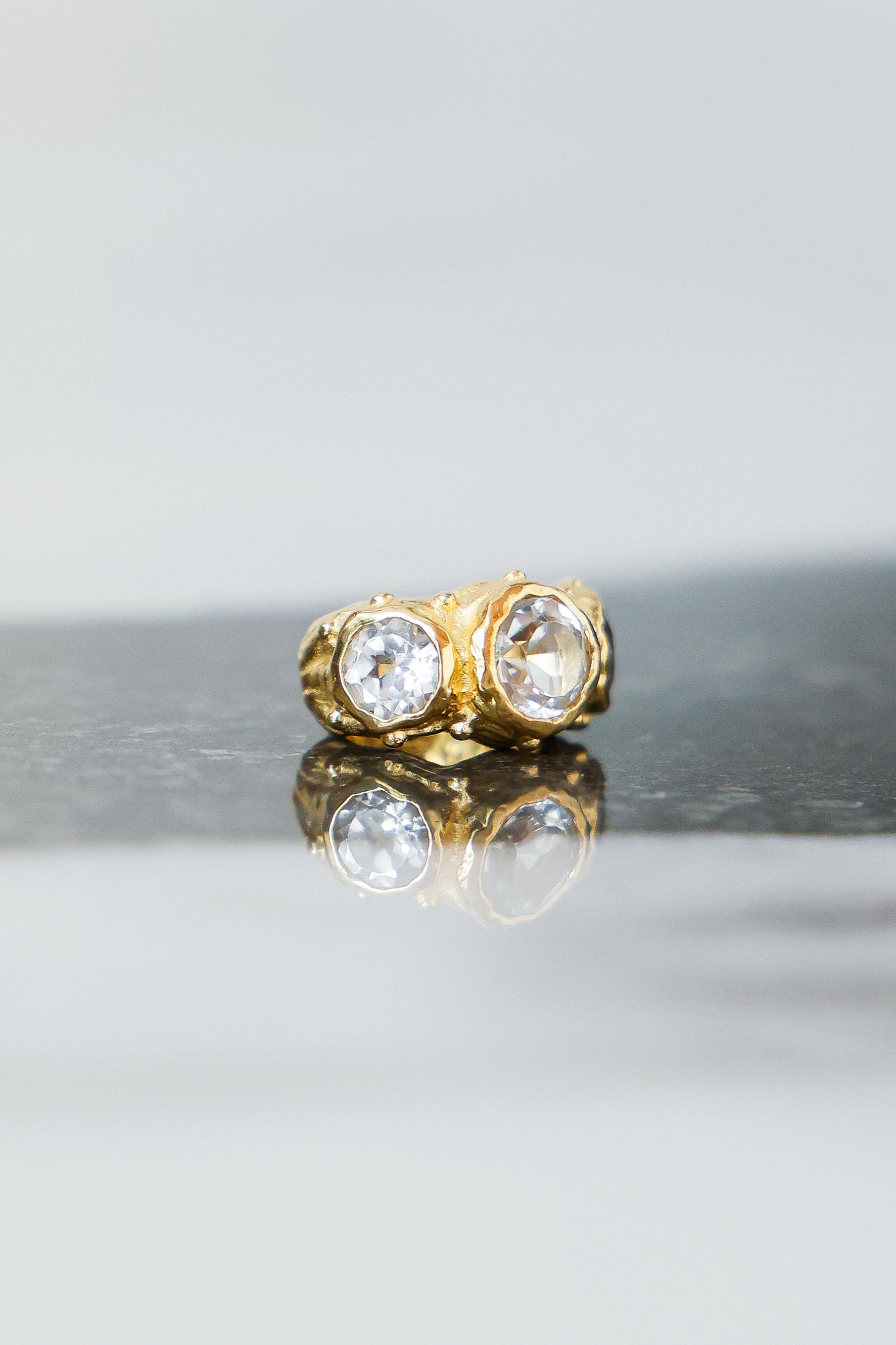 ARO EARCUFF SOLENE ORO Y TOPACIO BLANCO