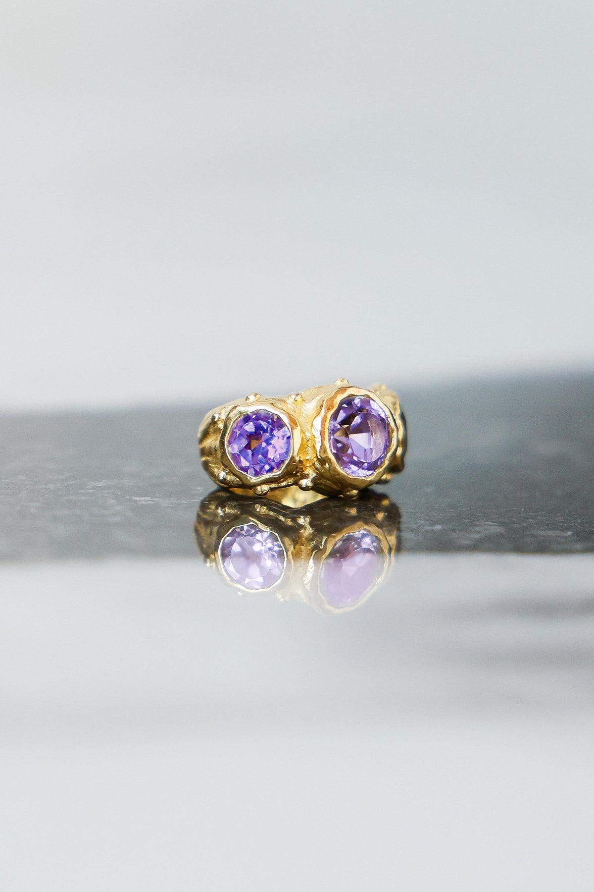 ARO EARCUFF SOLENE ORO Y AMATISTAS