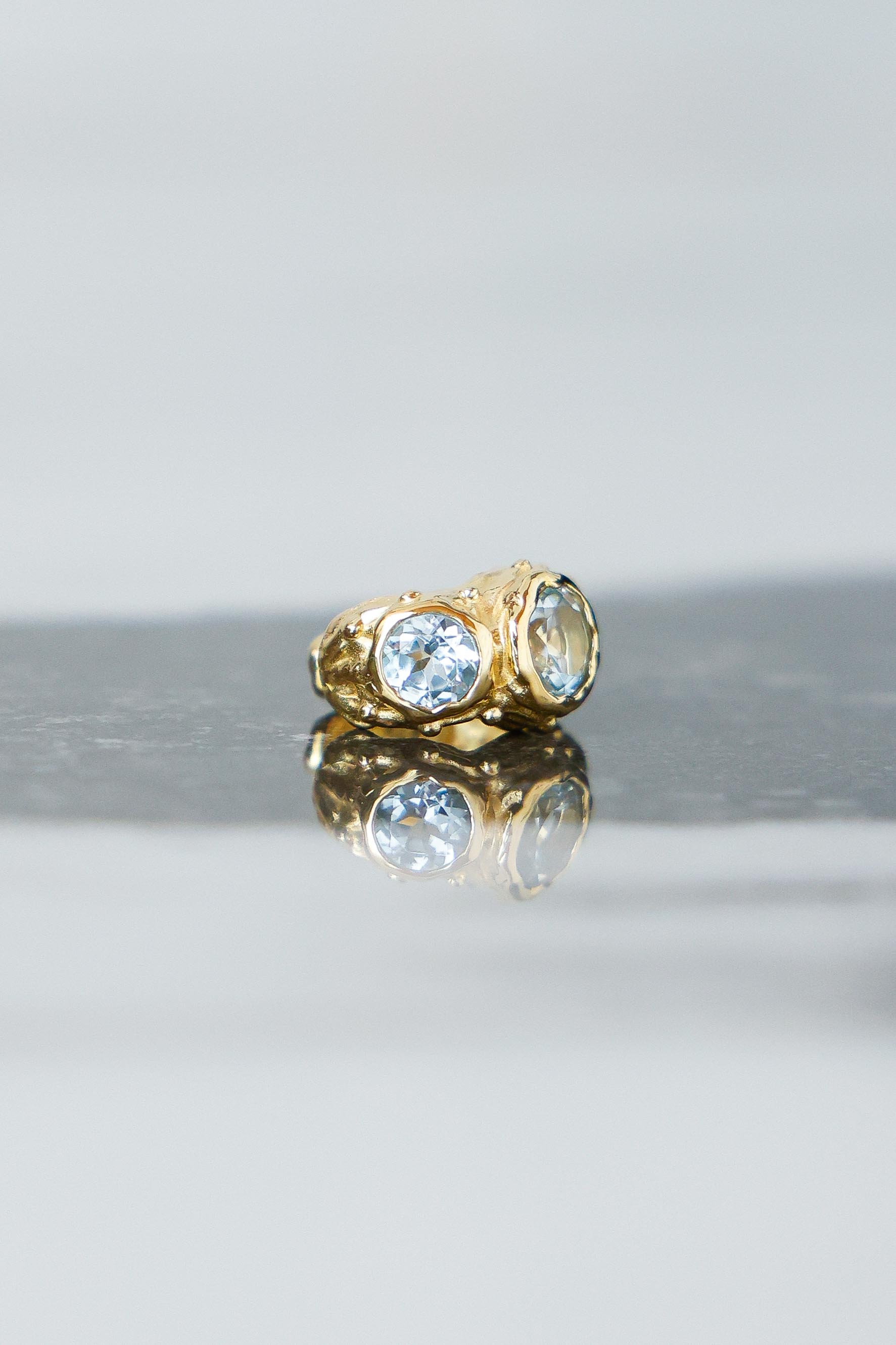 ARO EARCUFF SOLENE ORO Y TOPACIO CELESTE