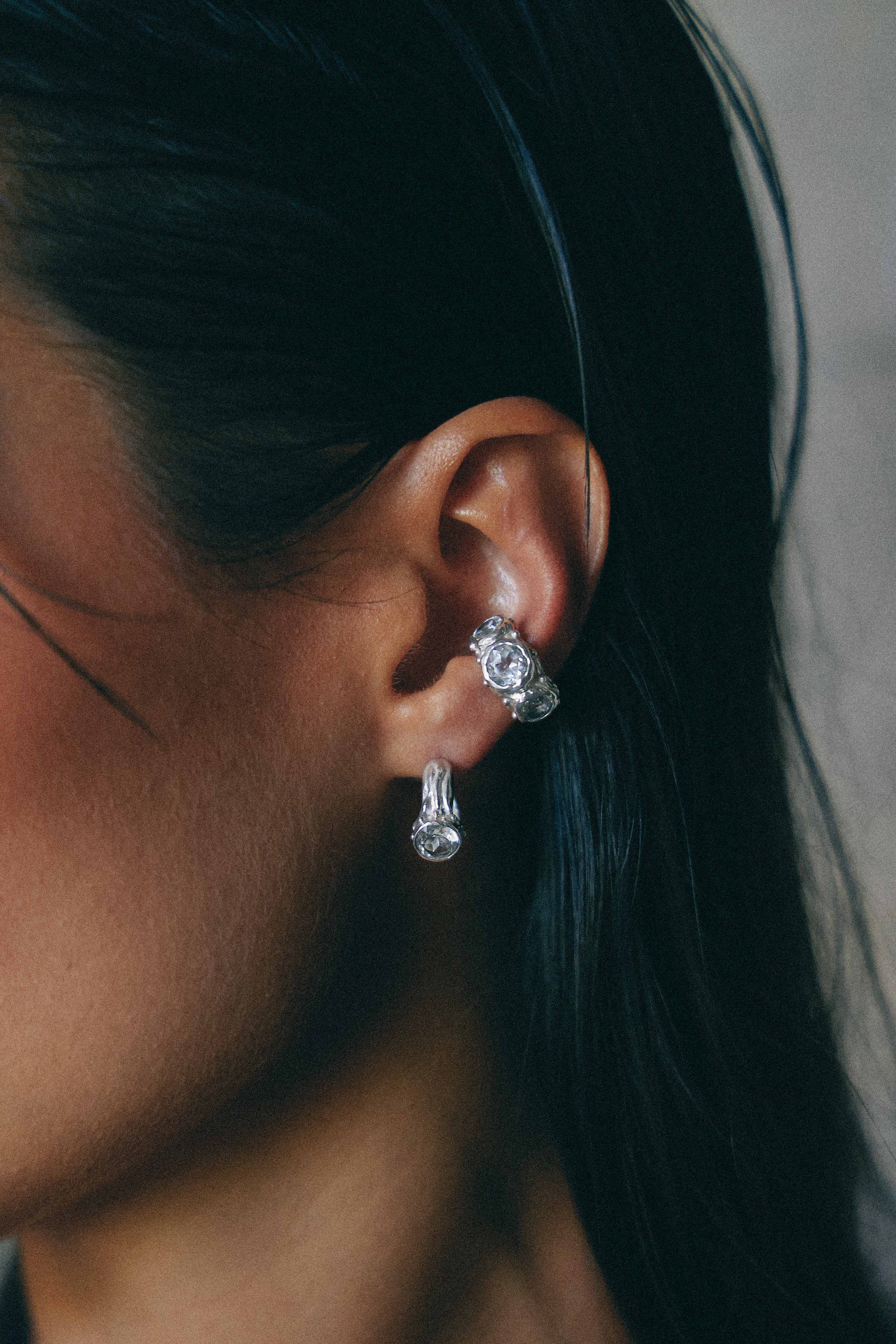 ARO EARCUFF SOLENE DE PLATA Y TOPACIO BLANCO