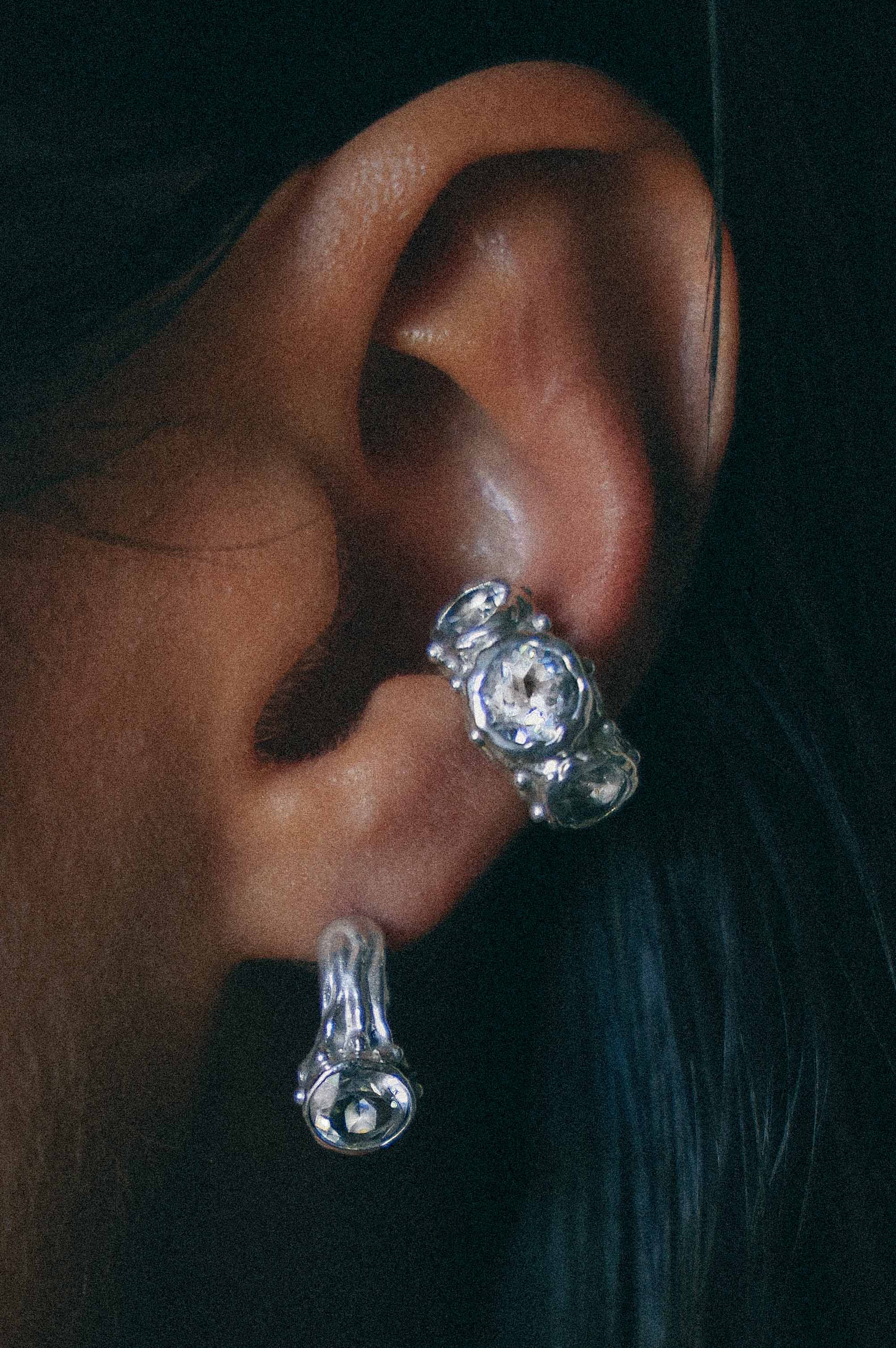 ARO EARCUFF SOLENE DE PLATA Y TOPACIO BLANCO