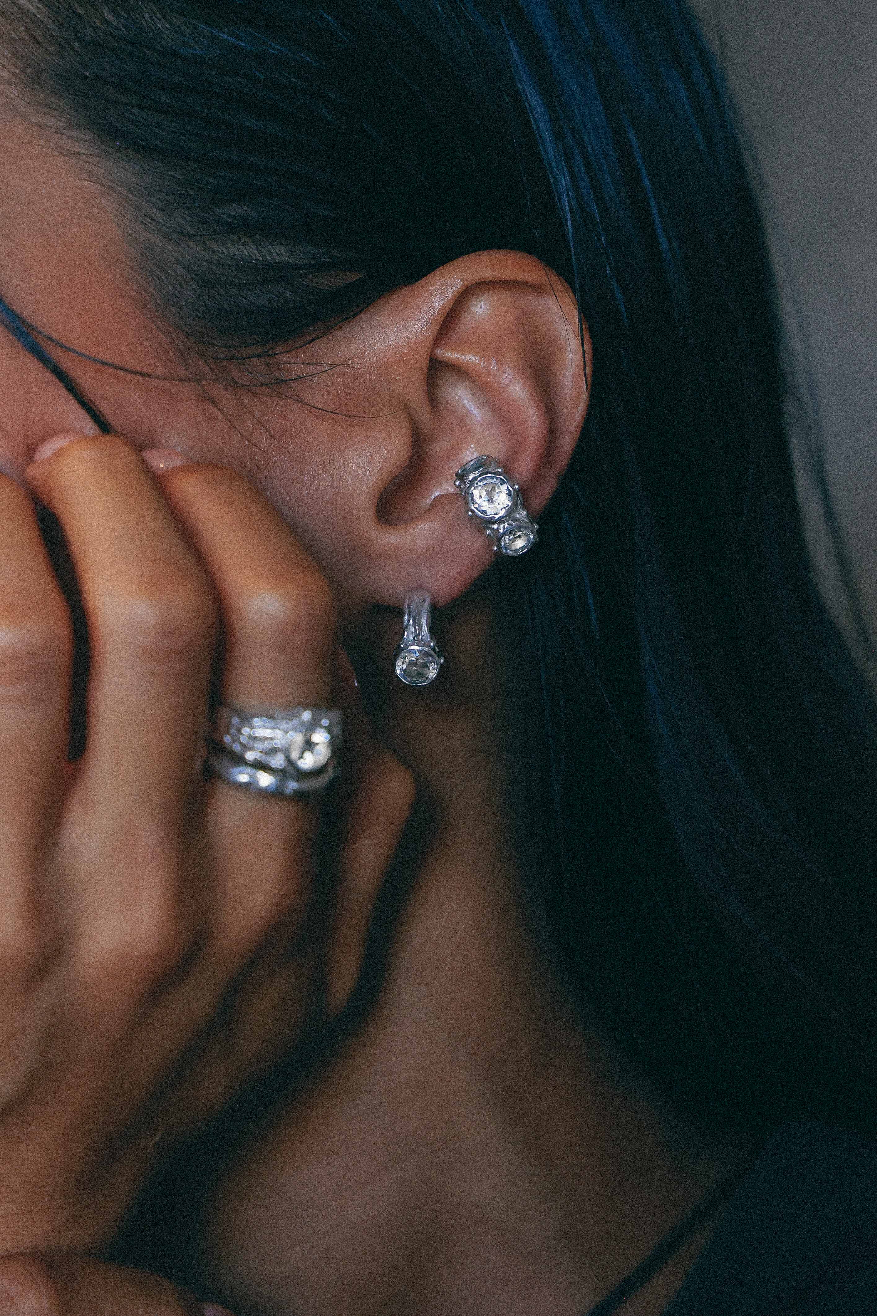 ARO EARCUFF SOLENE DE PLATA Y TOPACIO BLANCO