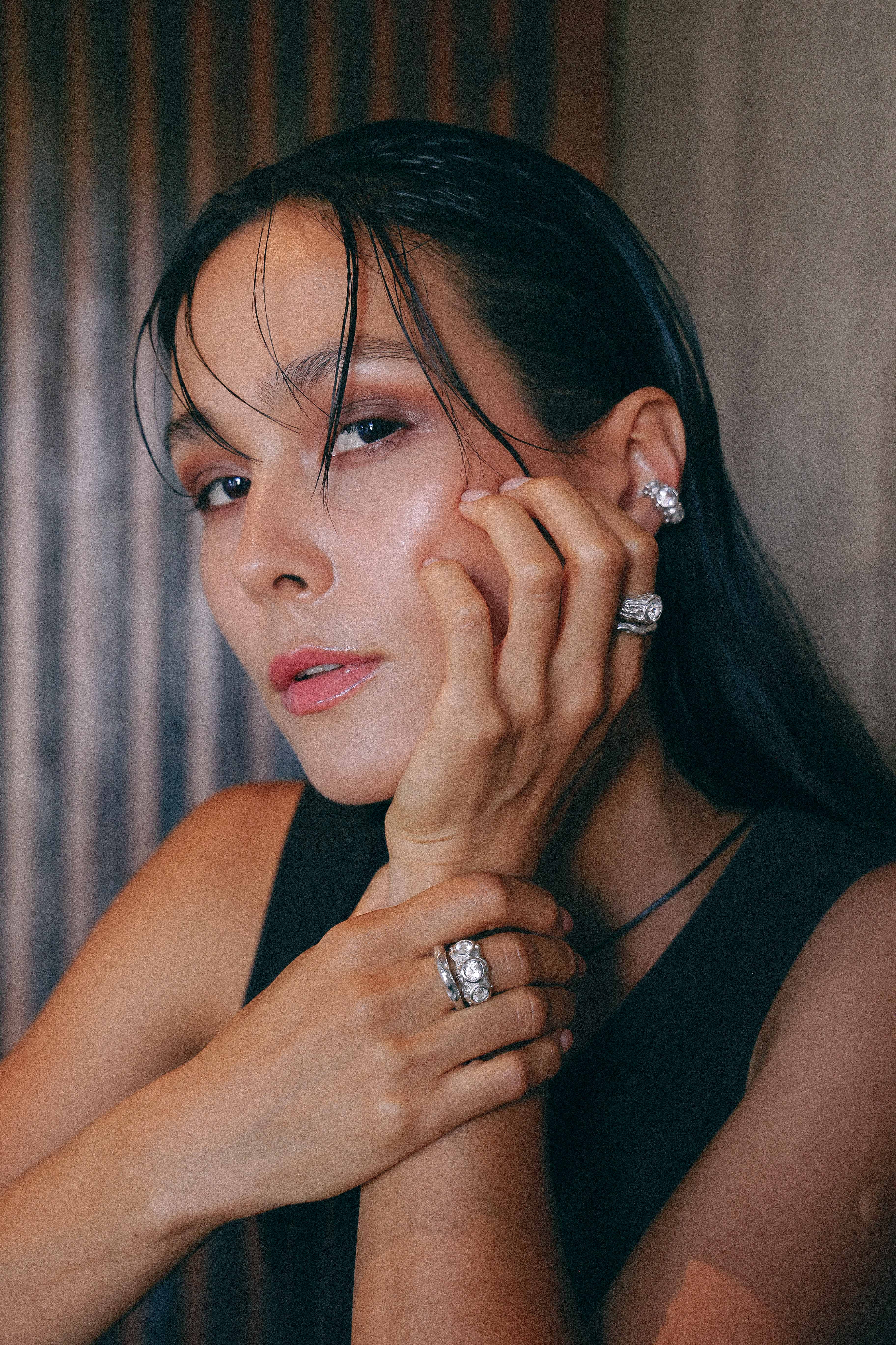 ARO EARCUFF SOLENE DE PLATA Y TOPACIO BLANCO