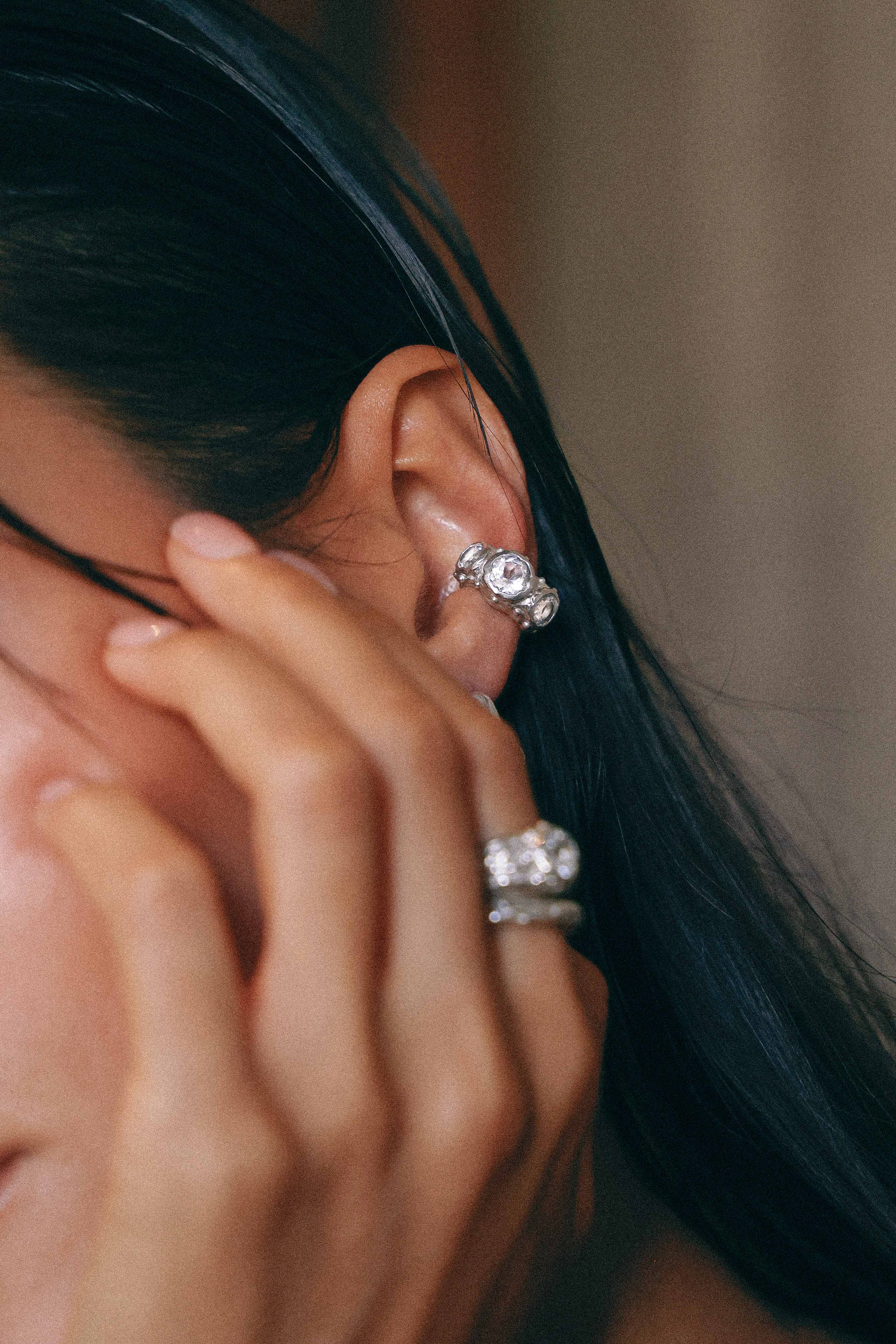 ARO EARCUFF SOLENE DE PLATA Y TOPACIO BLANCO