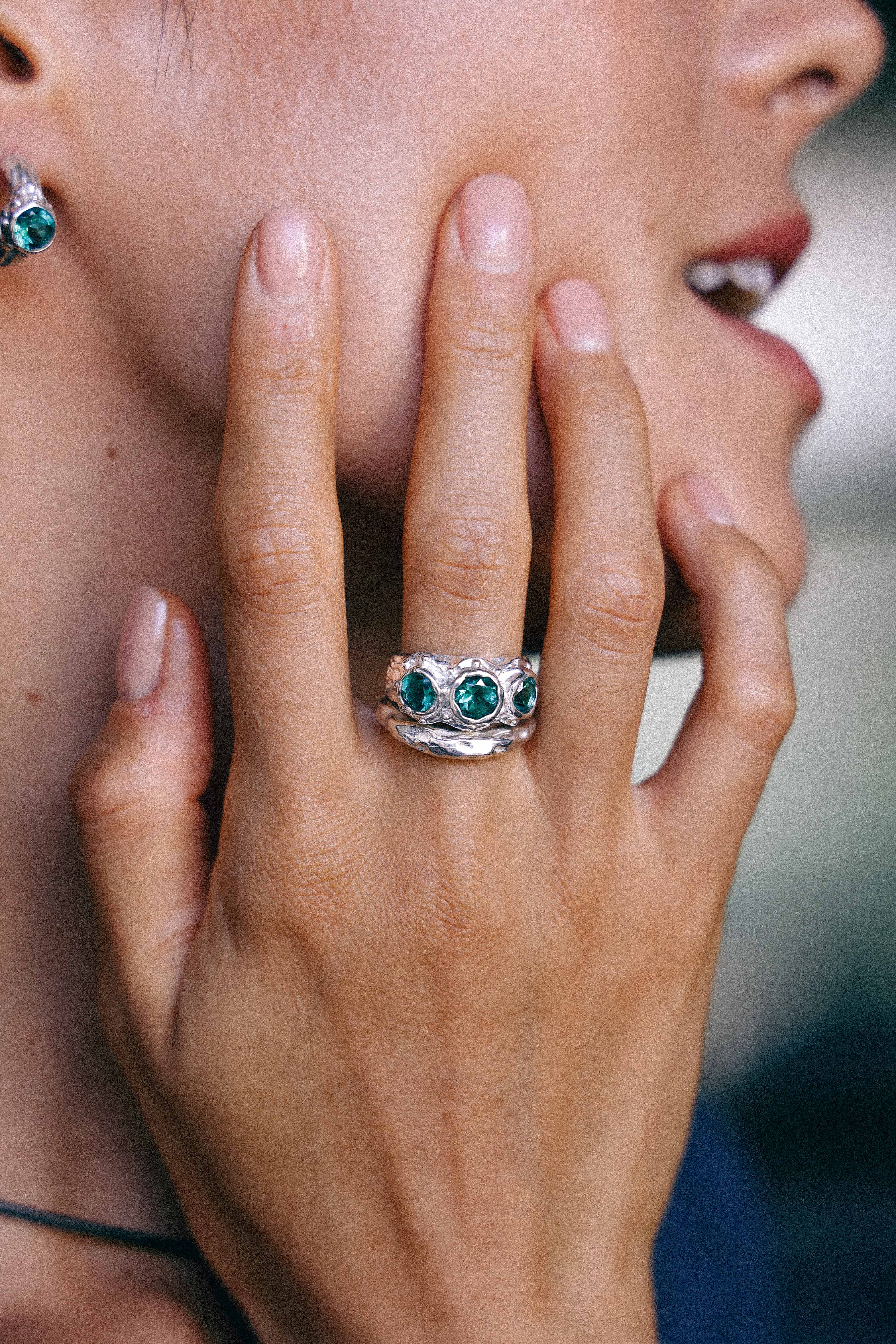 ANILLO SOLENE DE PLATA Y CUARZOS VERDES