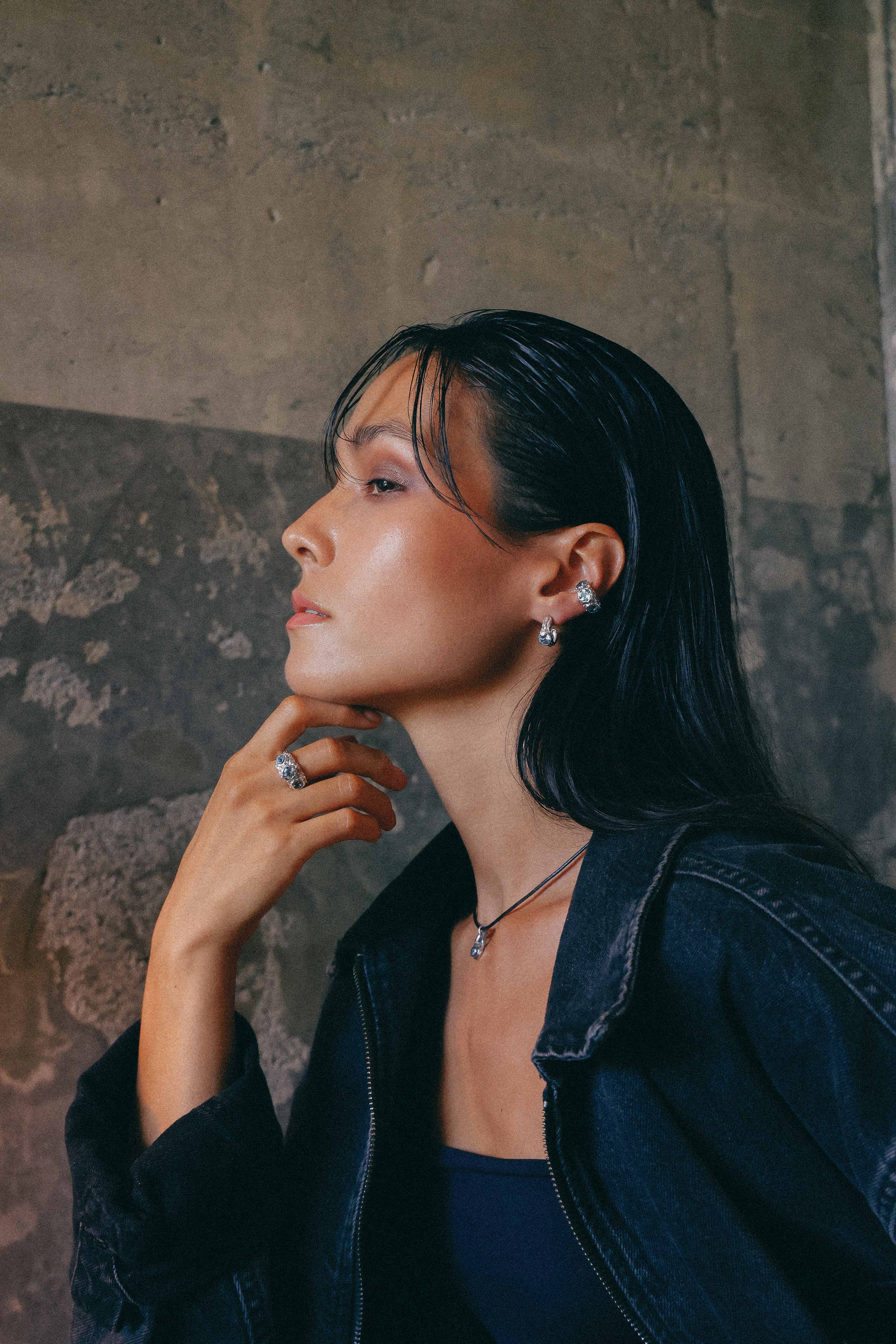 ARO EARCUFF SOLENE DE PLATA Y TOPACIO CELESTE