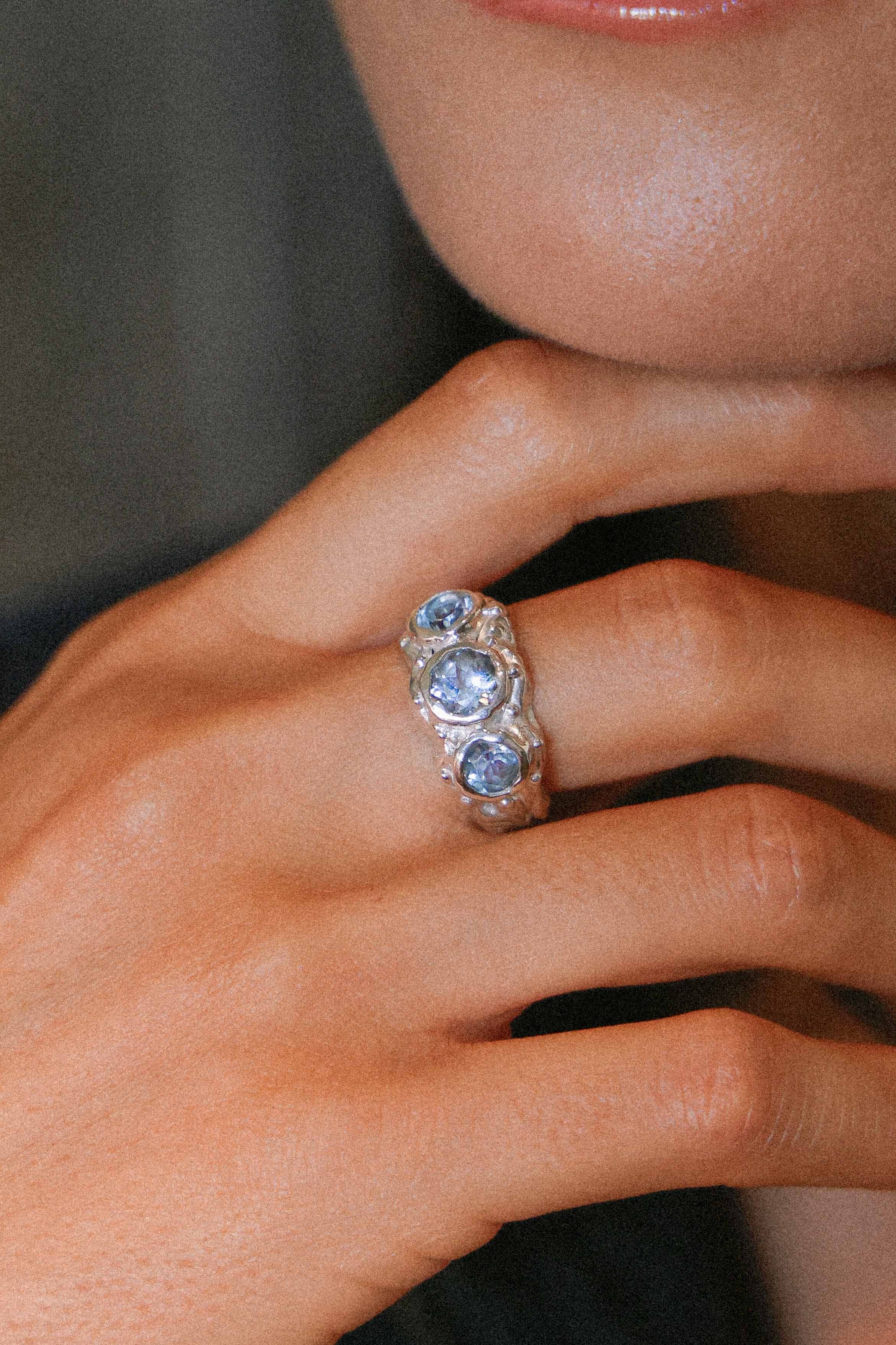 ANILLO SOLENE DE PLATA Y TOPACIOS CELESTES