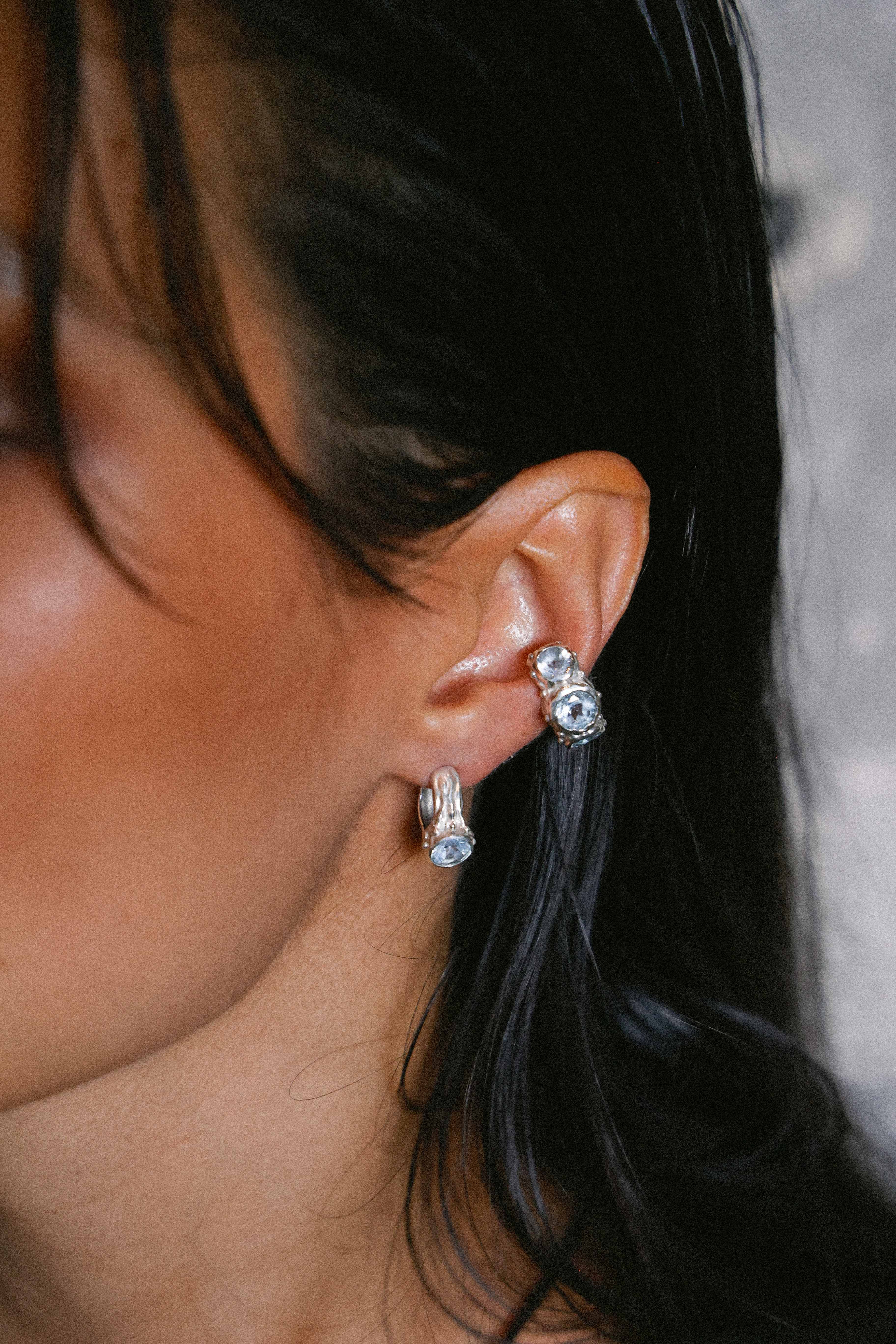 ARO EARCUFF SOLENE DE PLATA Y TOPACIO CELESTE