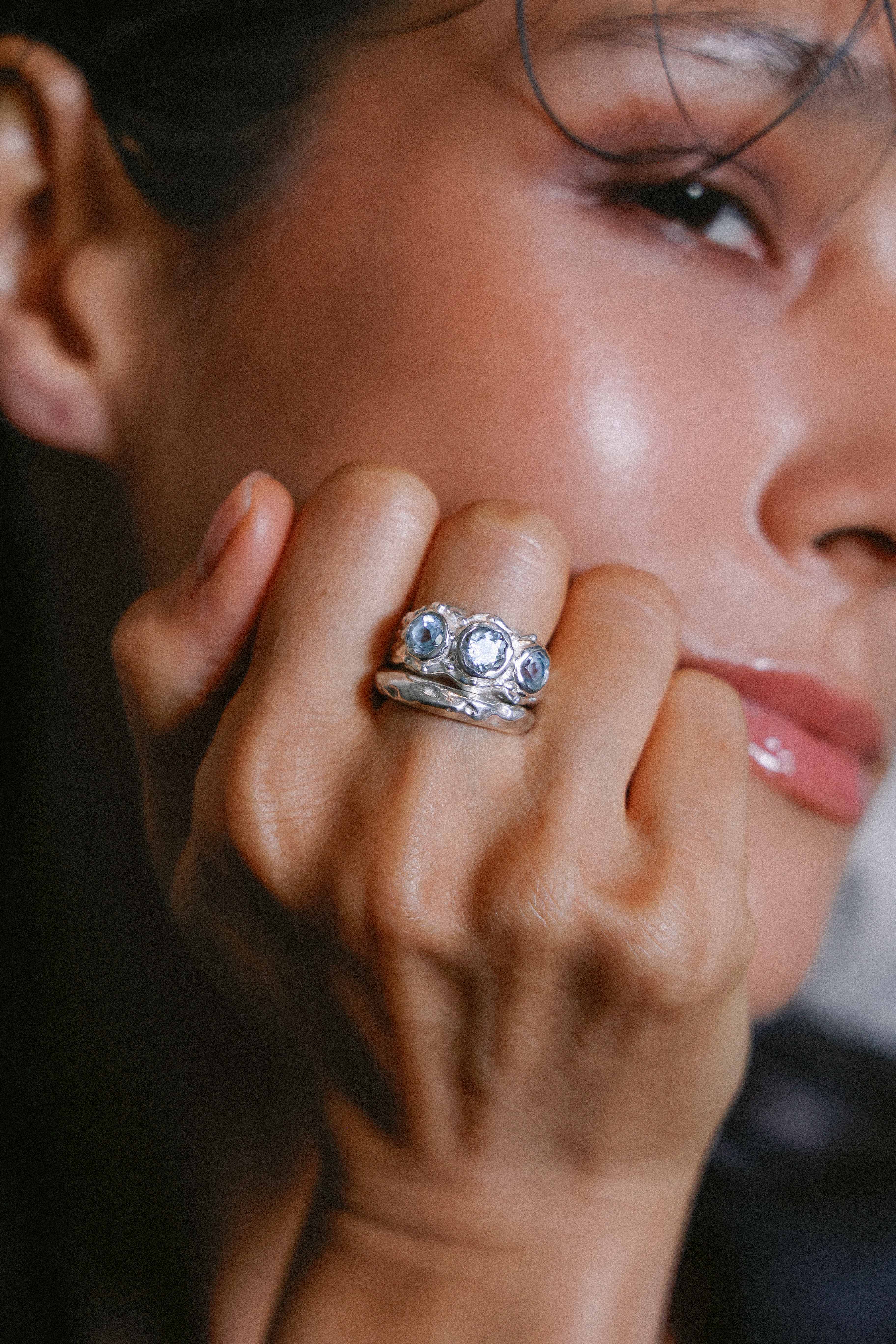 ANILLO SOLENE DE PLATA Y TOPACIOS CELESTES