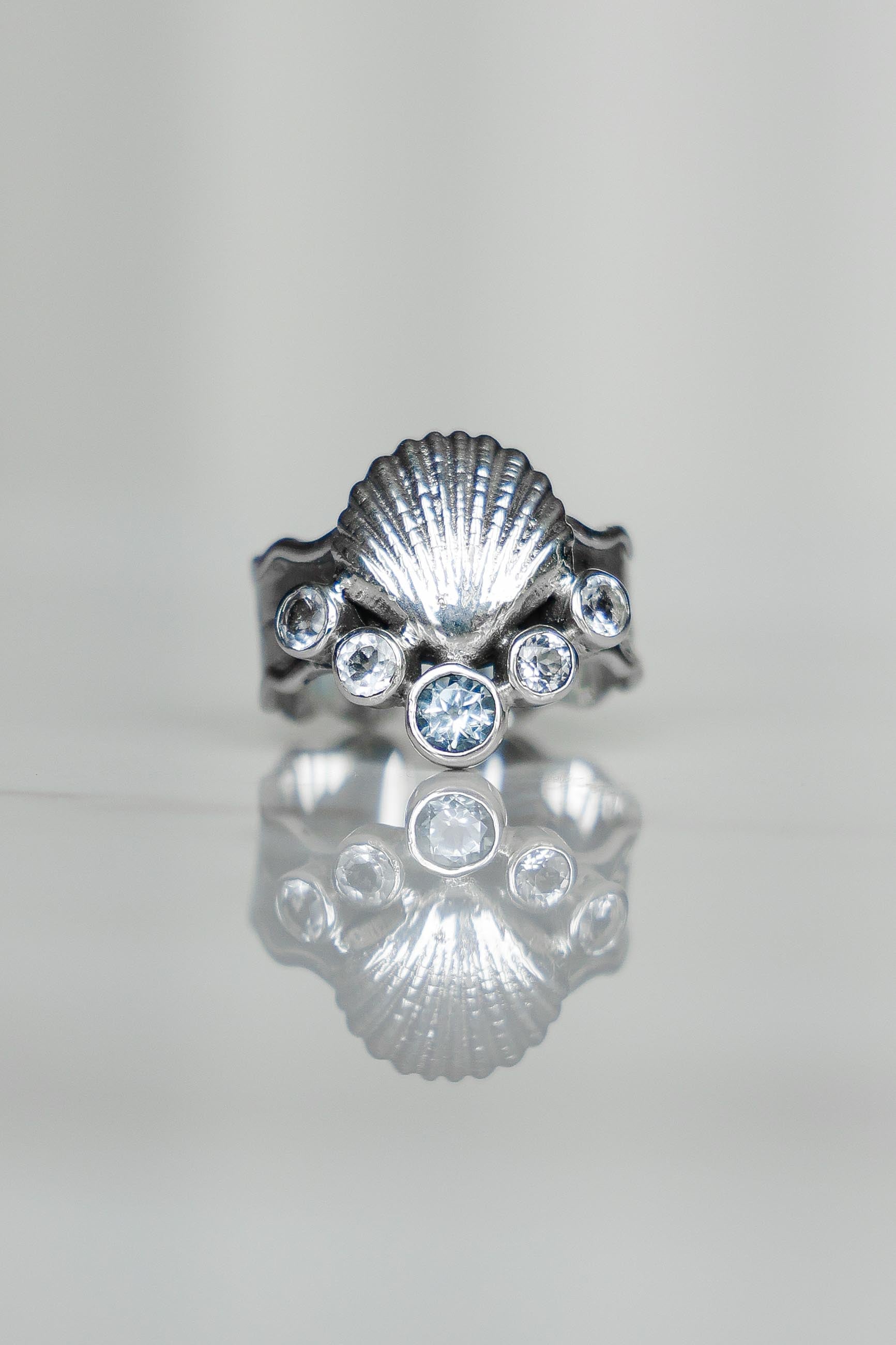 ANILLO CONMIISANKA DE PLATA DE TOPACIO BLANCO Y CELESTE