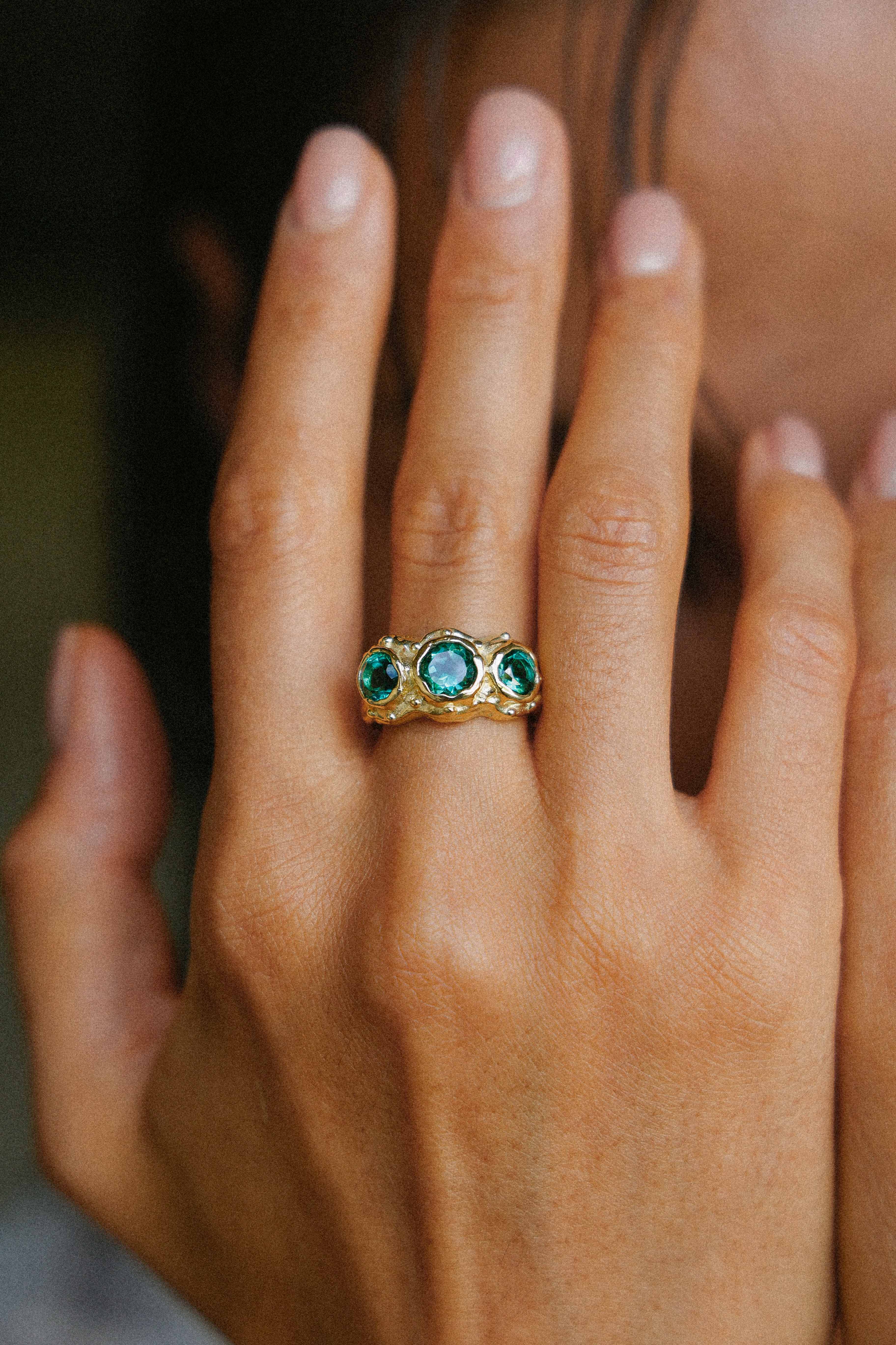 ANILLO SOLENE ORO Y CUARZOS VERDES