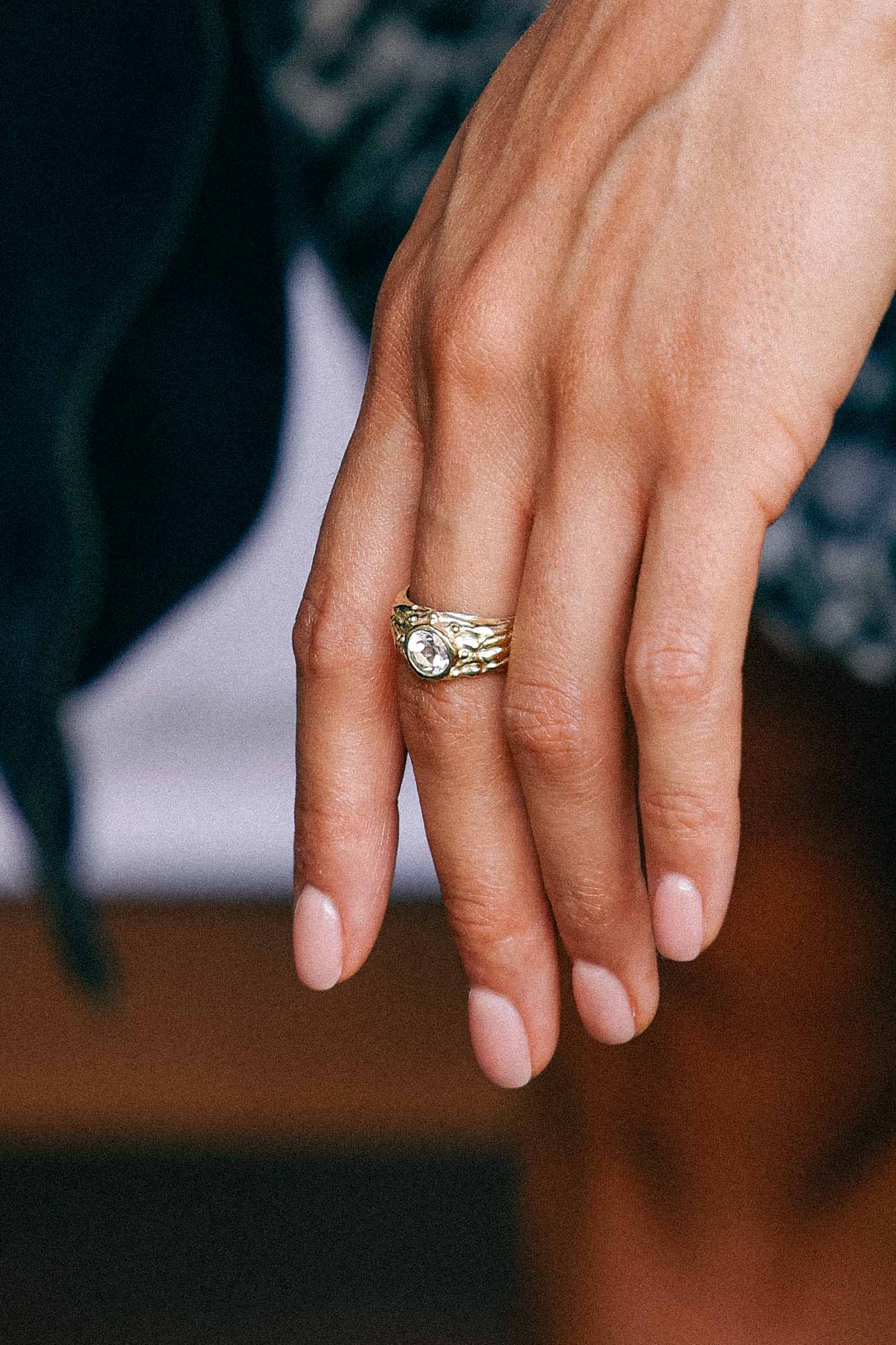 ANILLO SELES ORO Y TOPACIO BLANCO