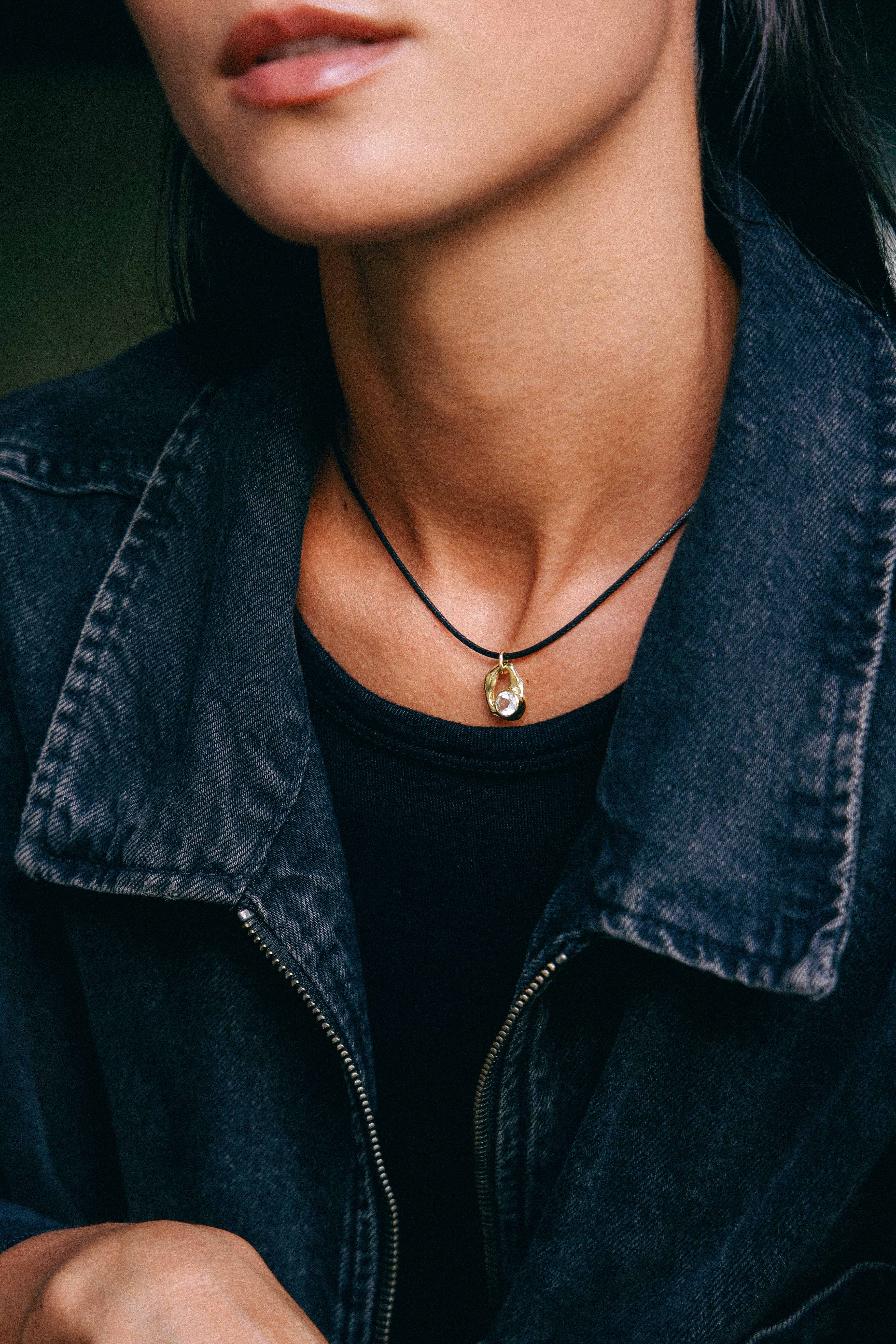 COLLAR SELES ORO Y TOPACIO BLANCO