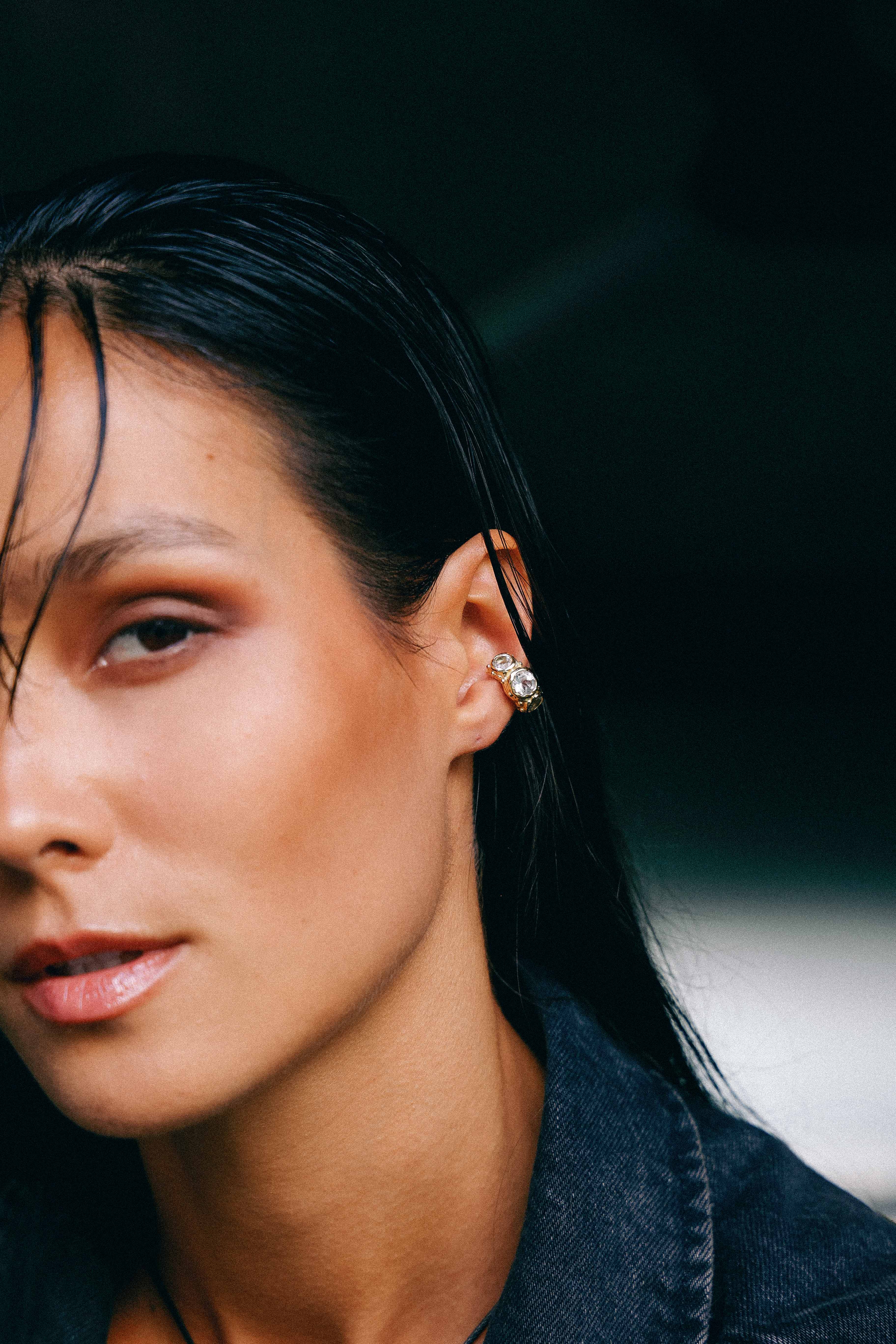 ARO EARCUFF SOLENE ORO Y TOPACIO BLANCO