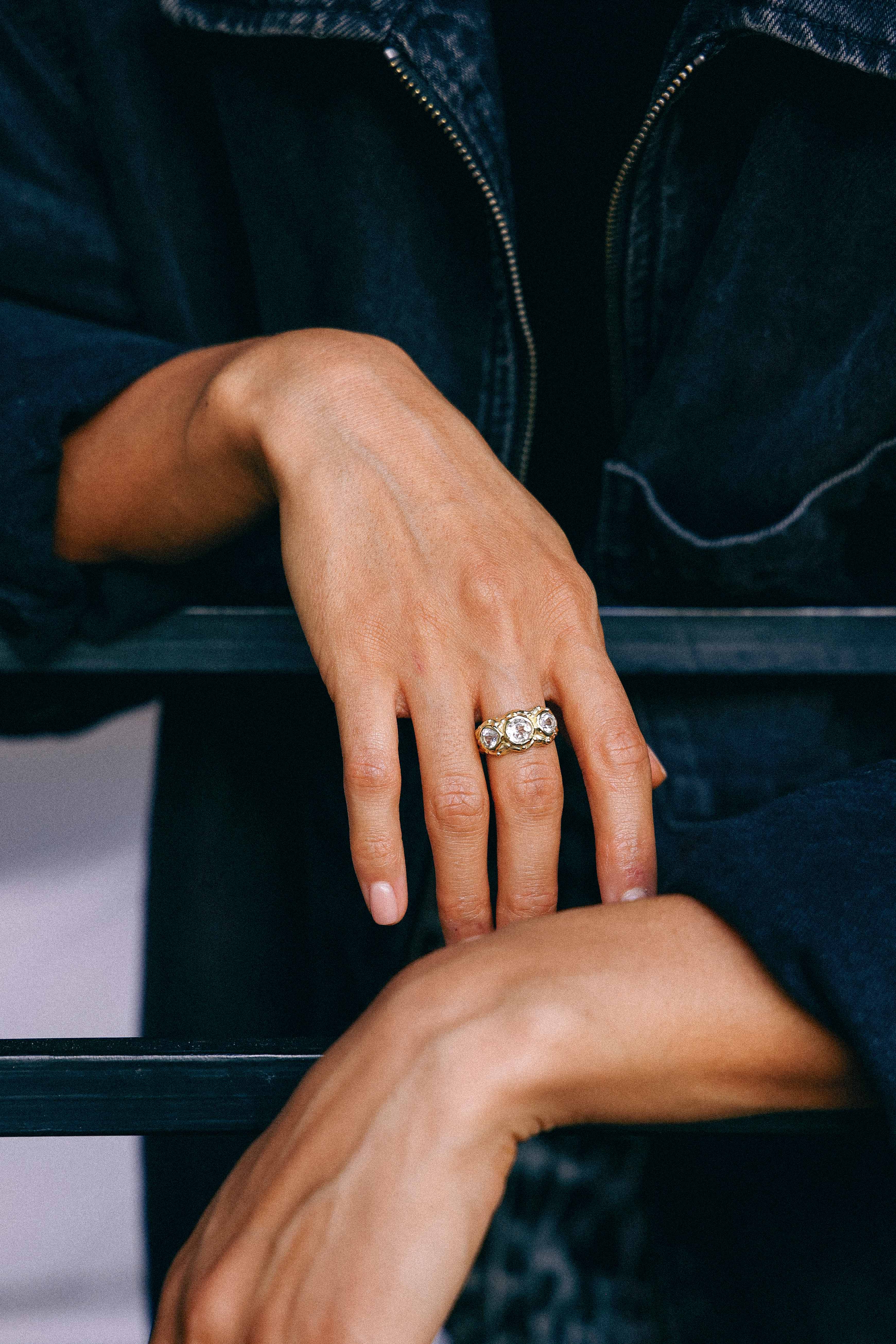 ANILLO SOLENE ORO Y TOPACIOS BLANCOS