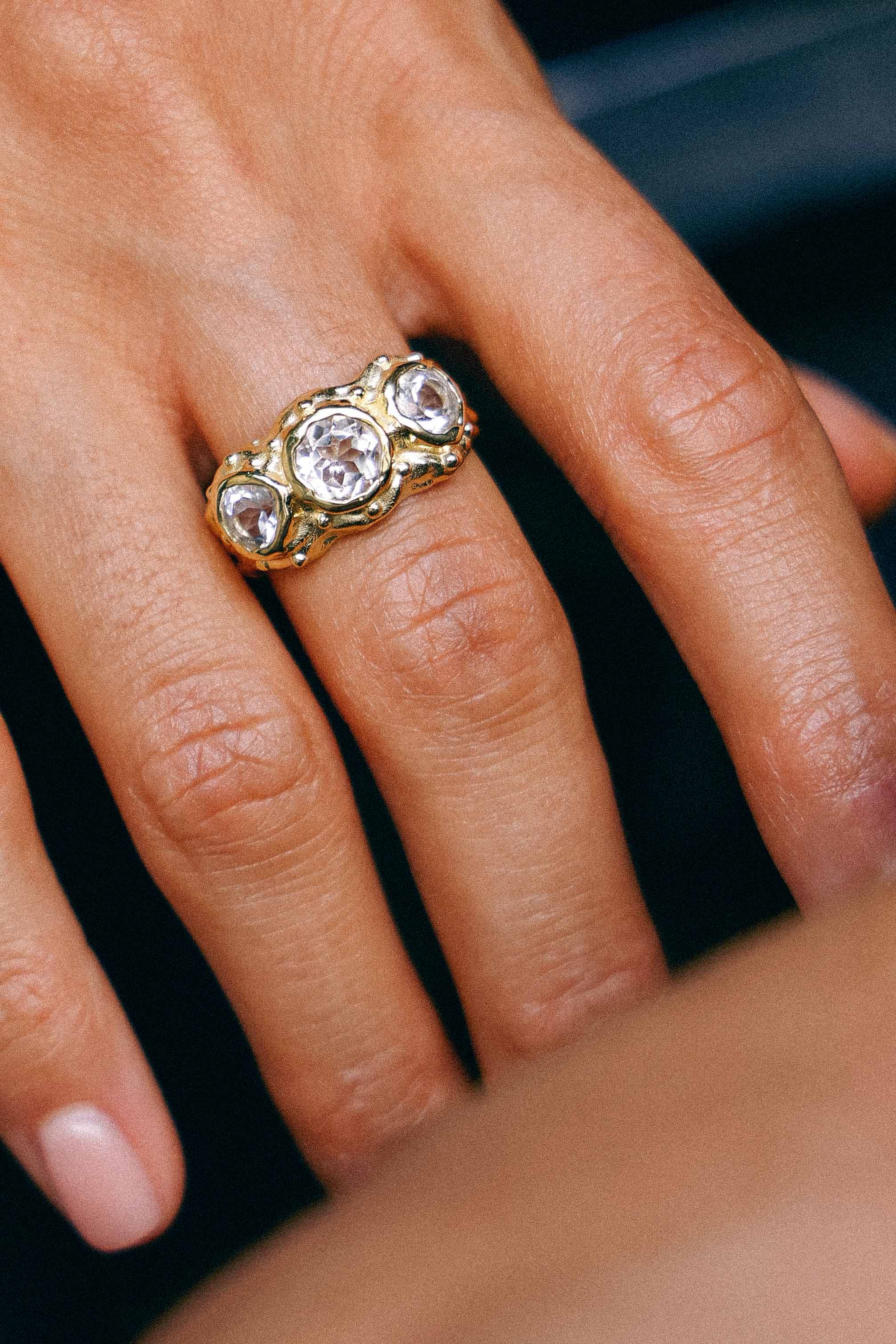 ANILLO SOLENE ORO Y TOPACIOS BLANCOS