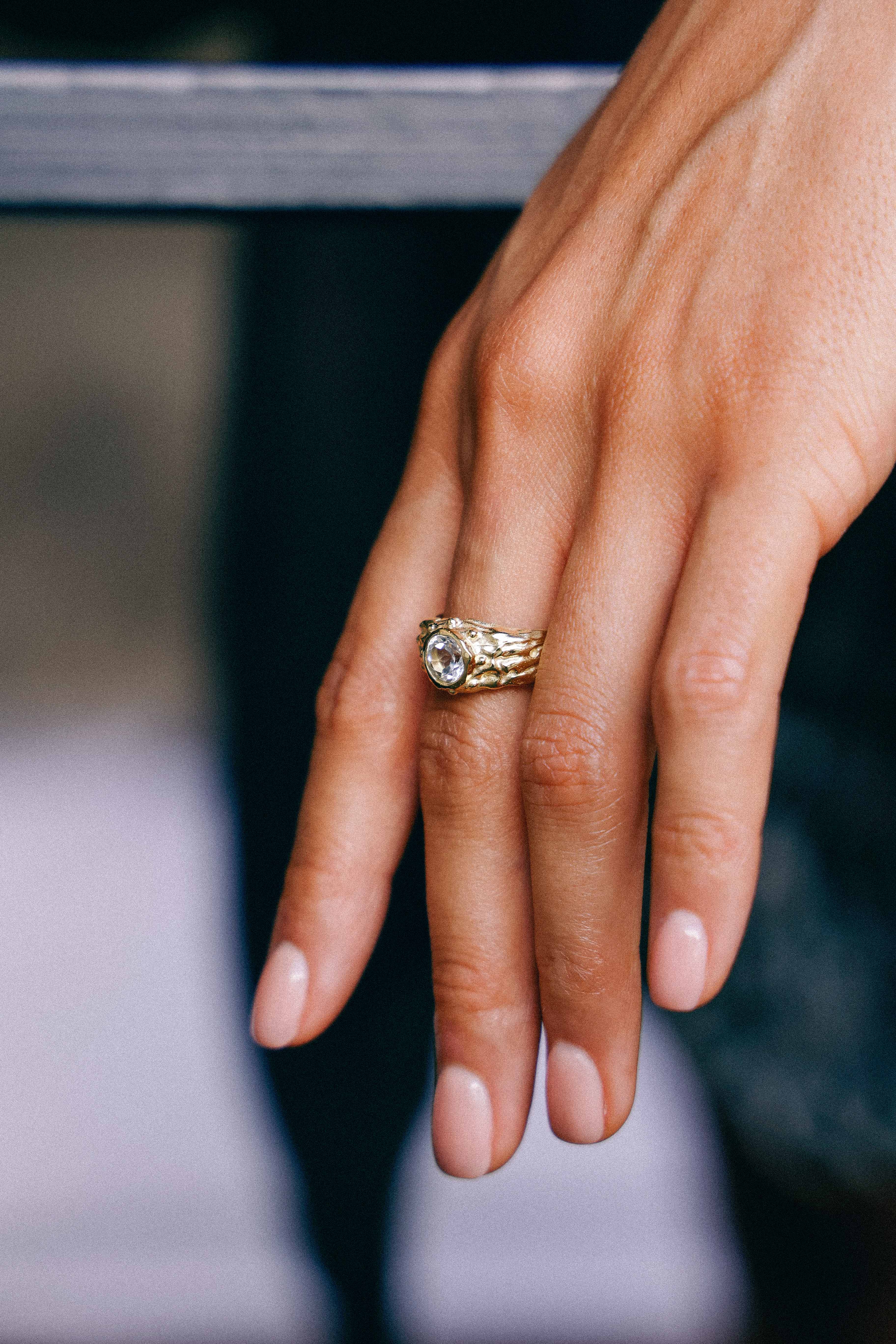 ANILLO SELES ORO Y TOPACIO BLANCO