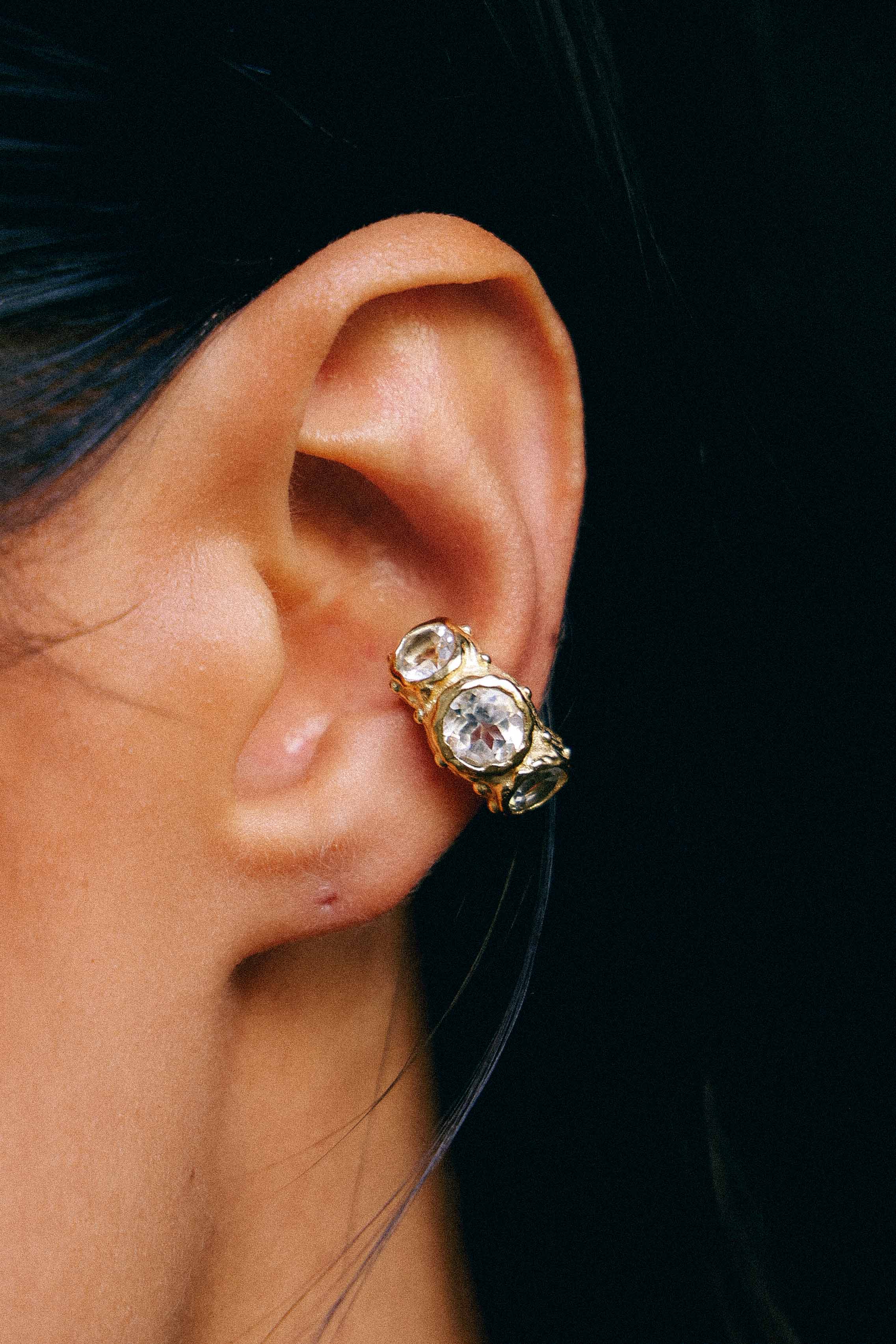 ARO EARCUFF SOLENE ORO Y TOPACIO BLANCO