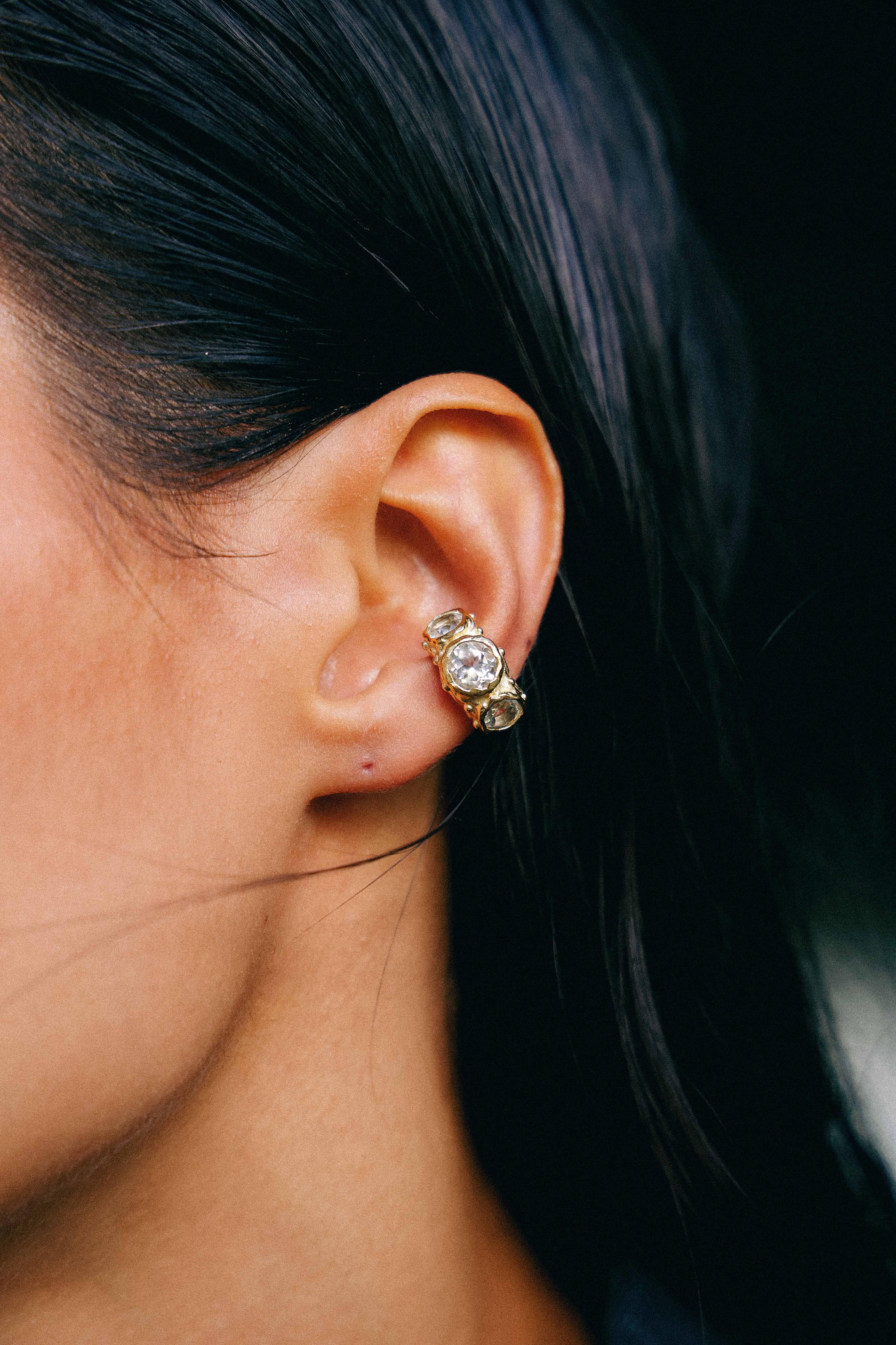 ARO EARCUFF SOLENE ORO Y TOPACIO BLANCO