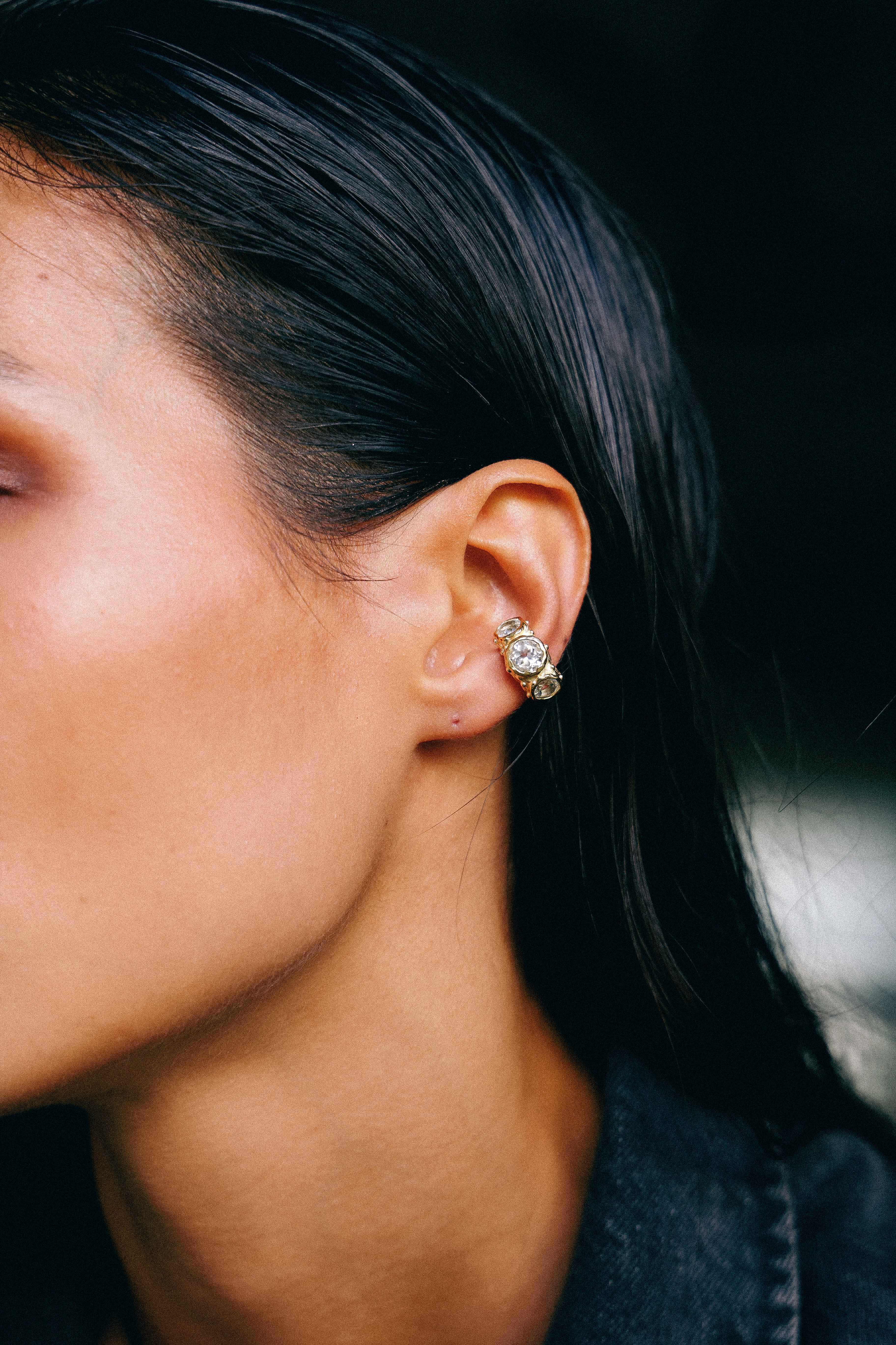 ARO EARCUFF SOLENE ORO Y TOPACIO BLANCO