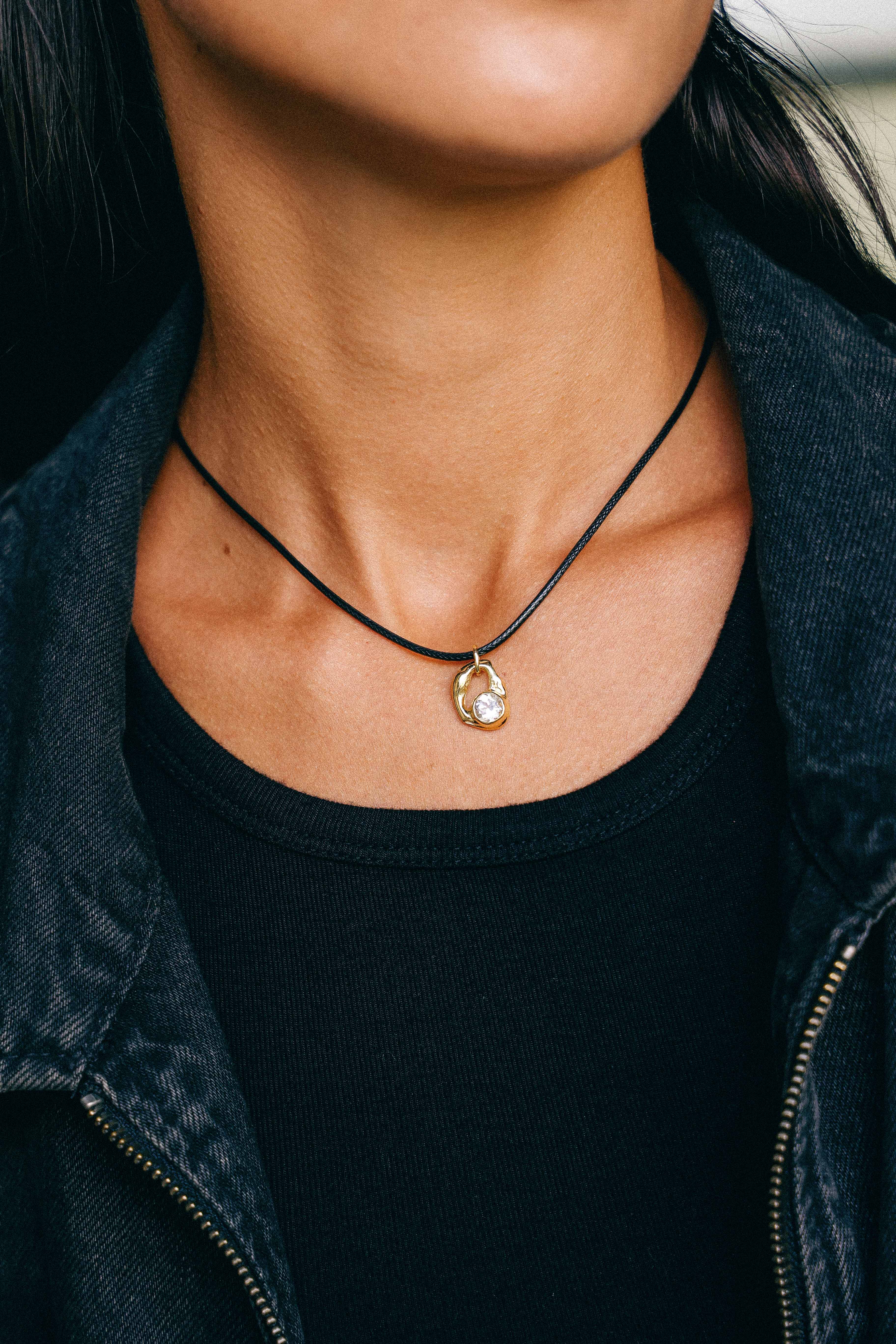 COLLAR SELES ORO Y TOPACIO BLANCO