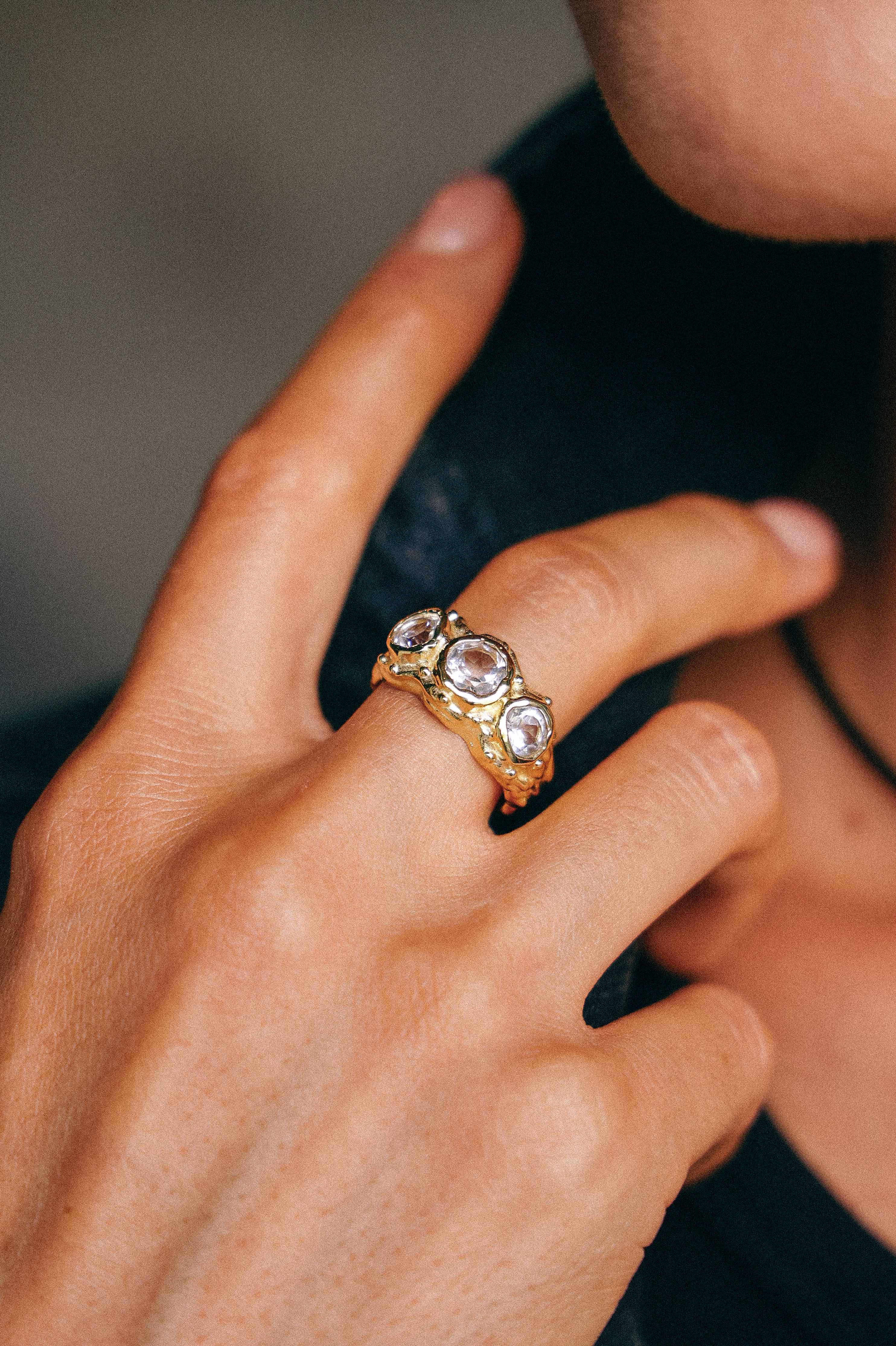 ANILLO SOLENE ORO Y TOPACIOS BLANCOS