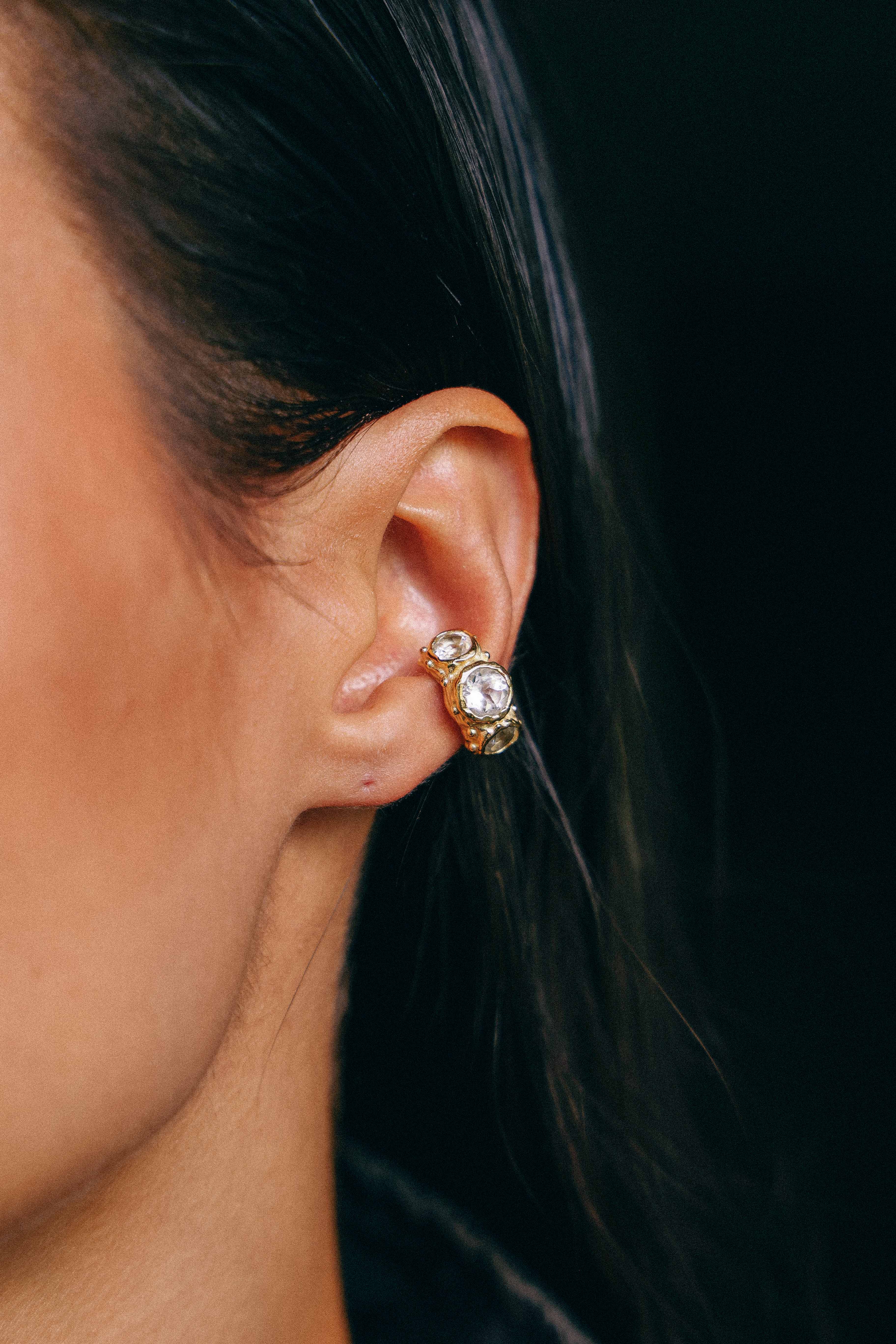 ARO EARCUFF SOLENE ORO Y TOPACIO BLANCO