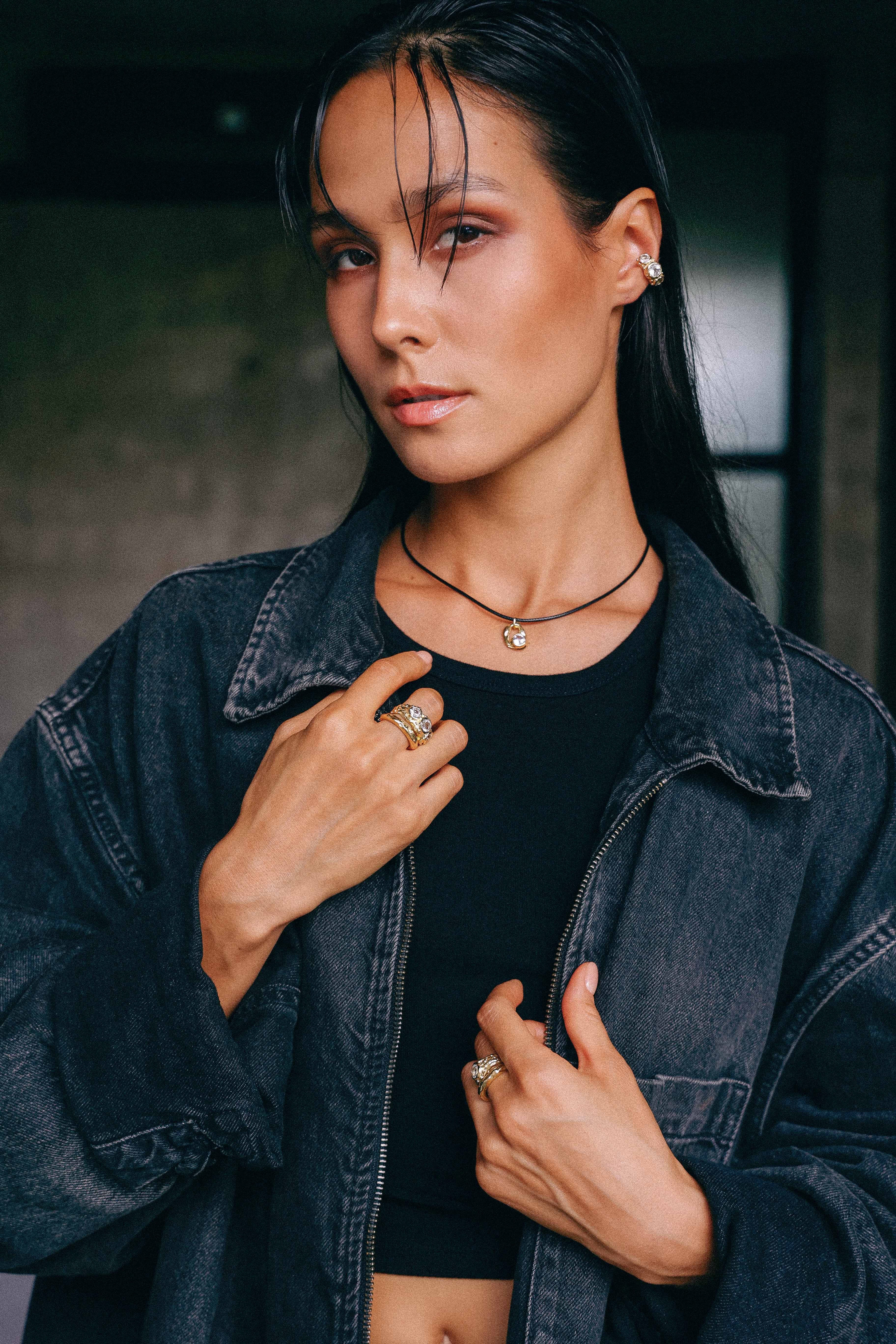 ARO EARCUFF SOLENE ORO Y TOPACIO BLANCO