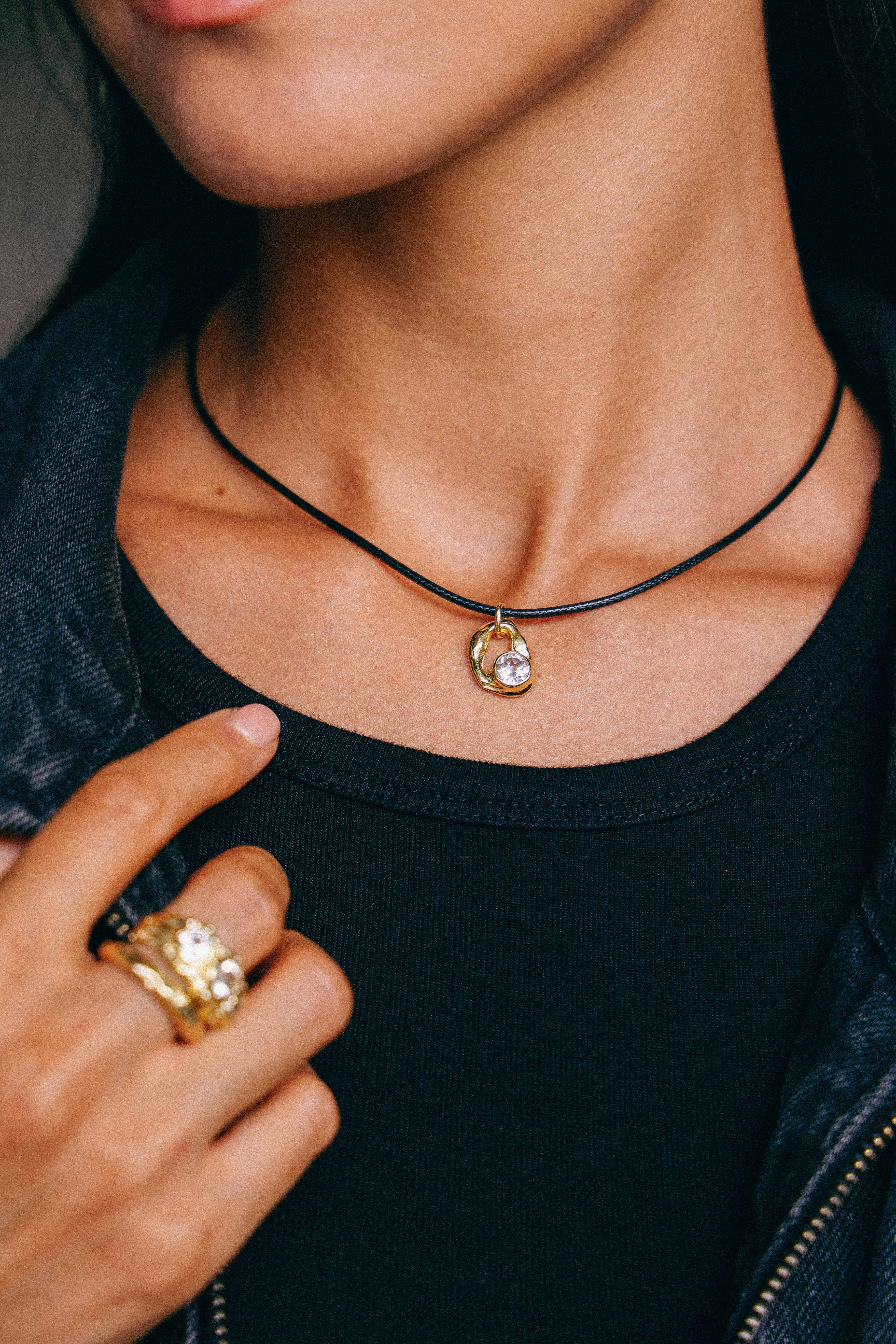 COLLAR SELES ORO Y TOPACIO BLANCO