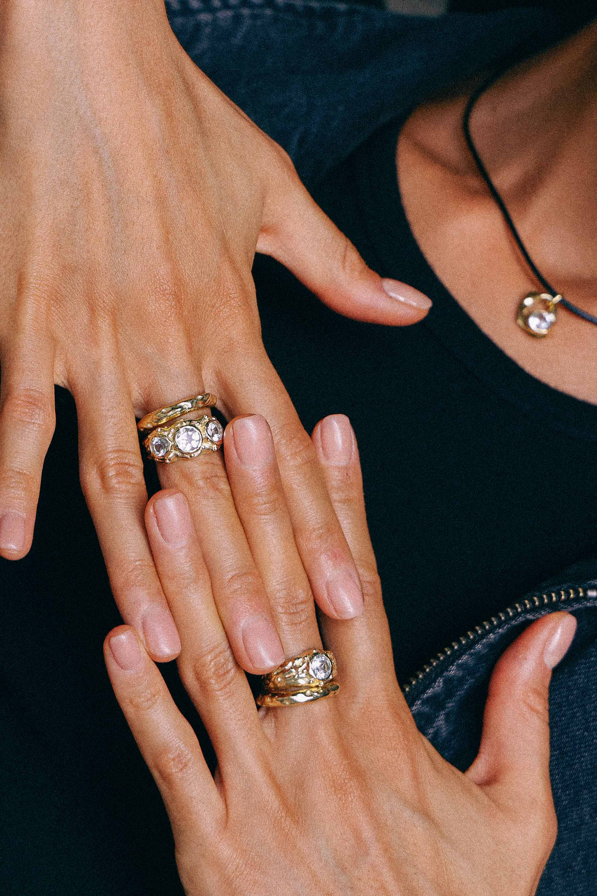 ANILLO SELES ORO Y TOPACIO BLANCO