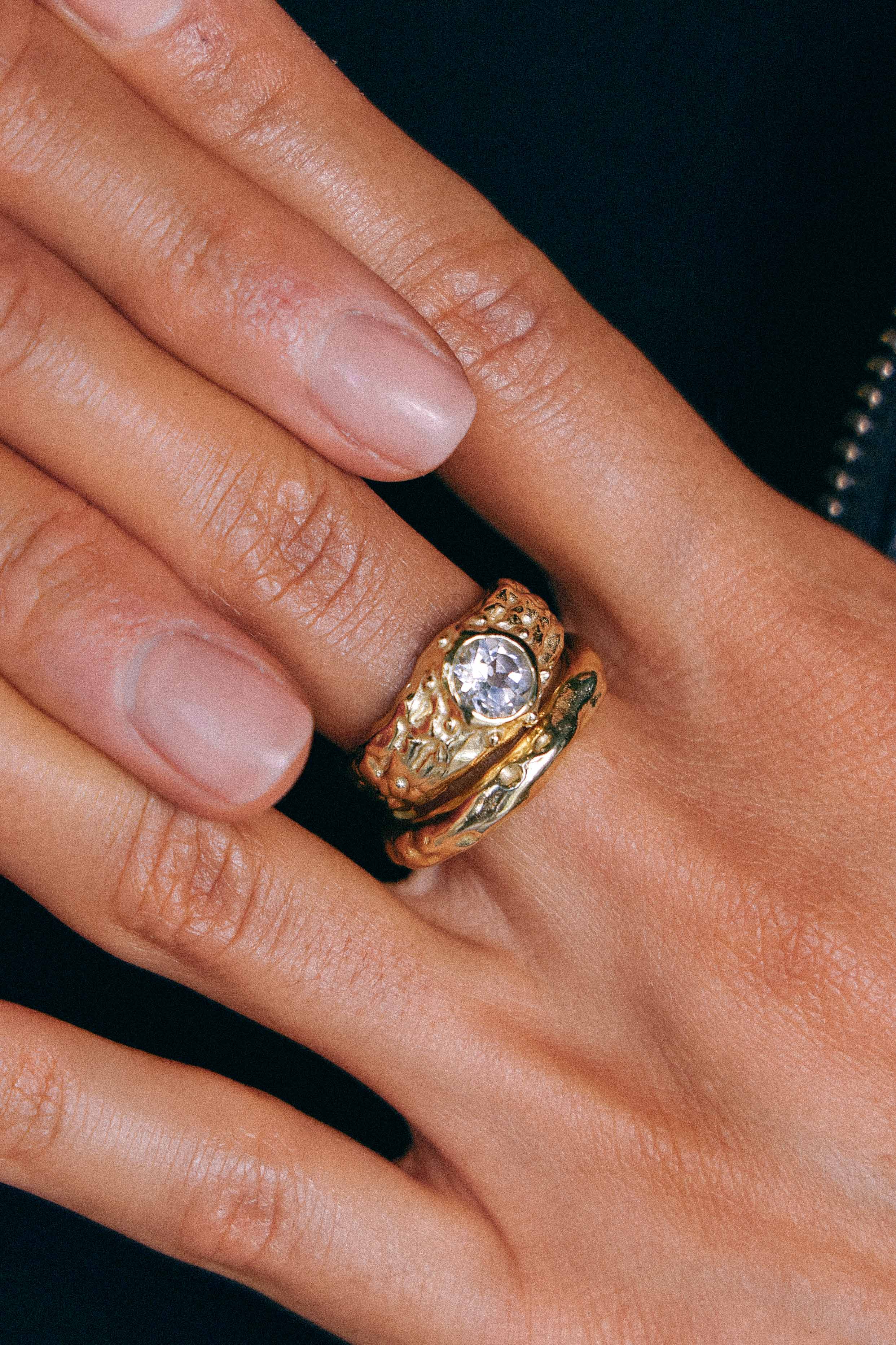 ANILLO SELES ORO Y TOPACIO BLANCO