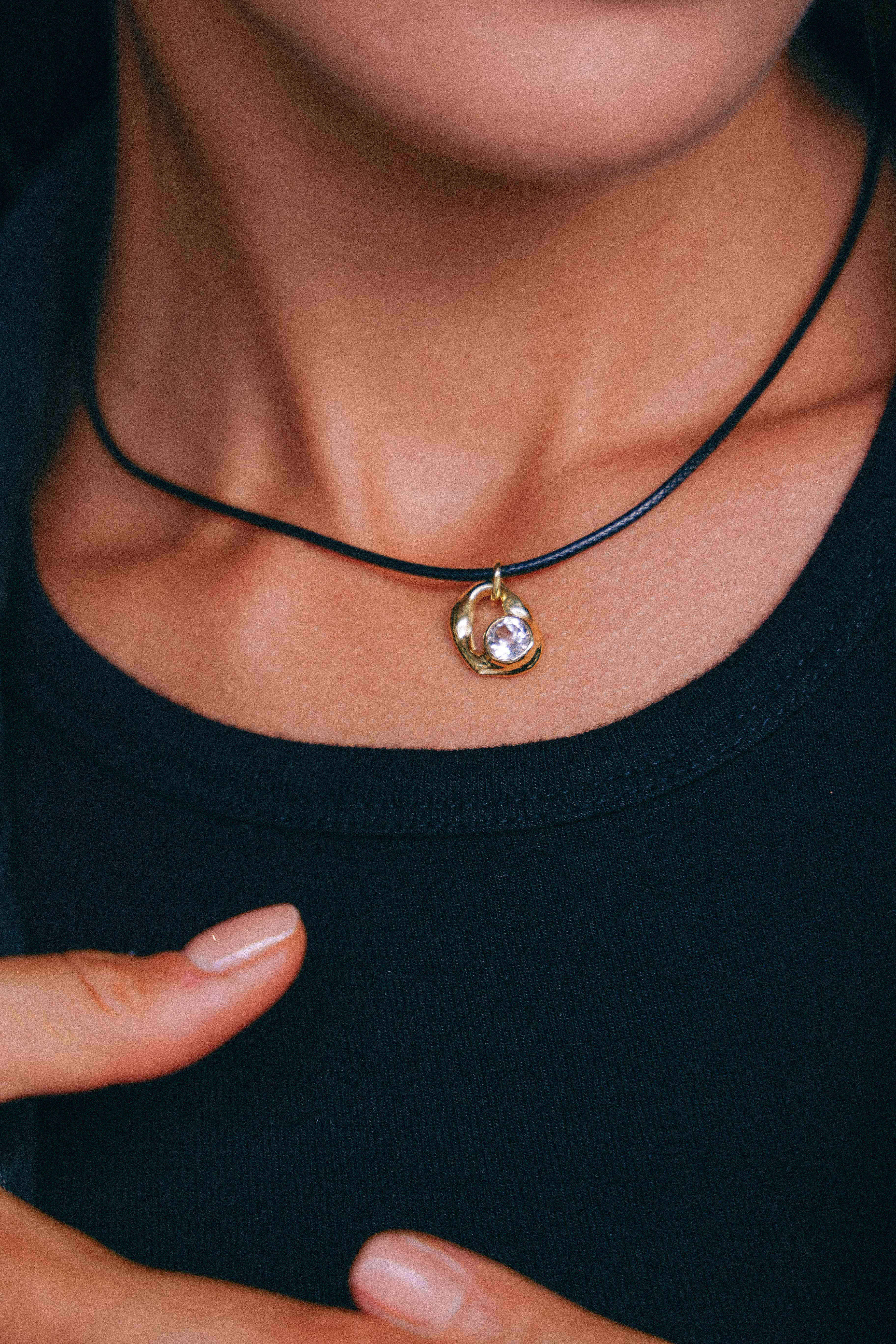 COLLAR SELES ORO Y TOPACIO BLANCO