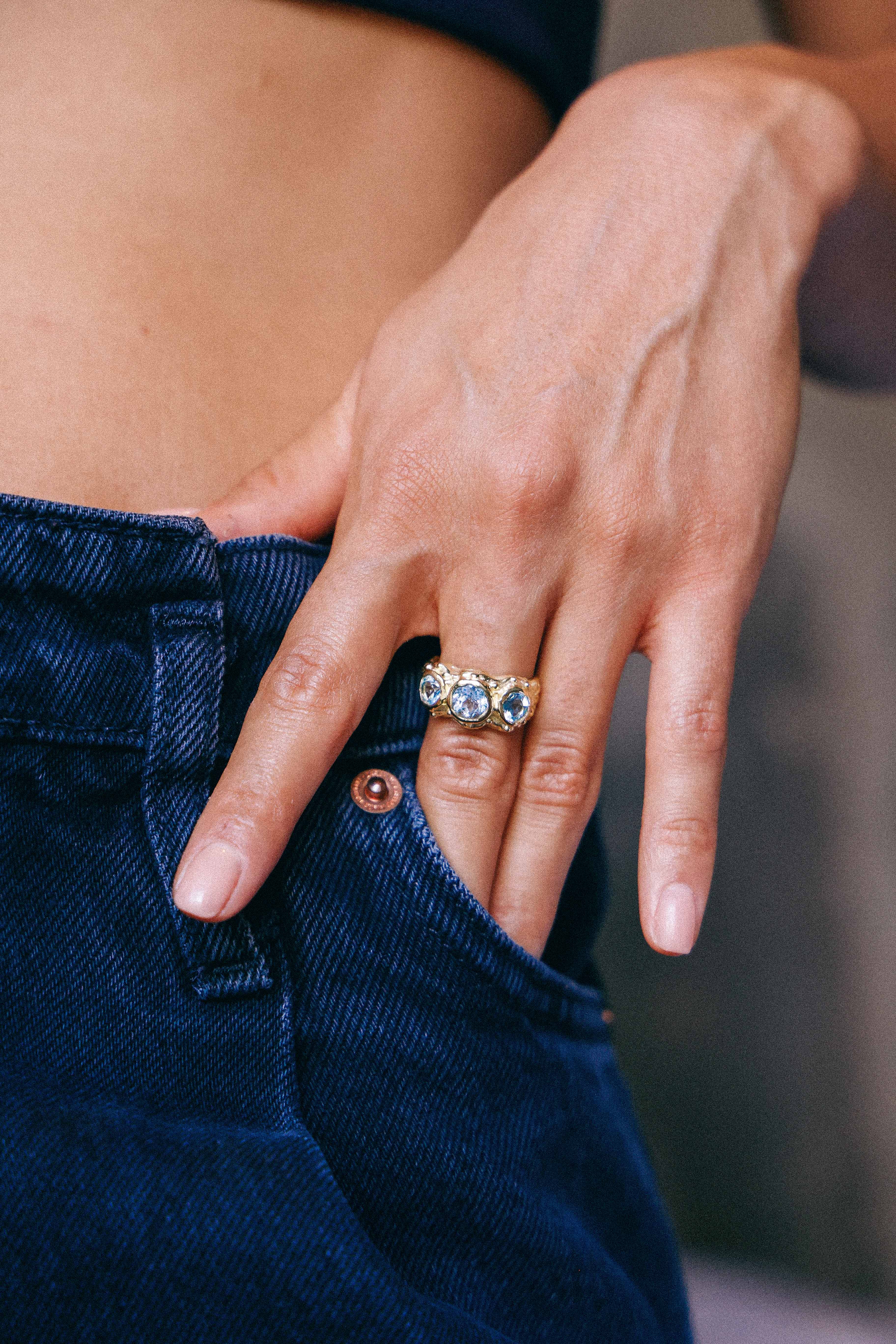 ANILLO SOLENE ORO Y TOPACIOS CELESTES