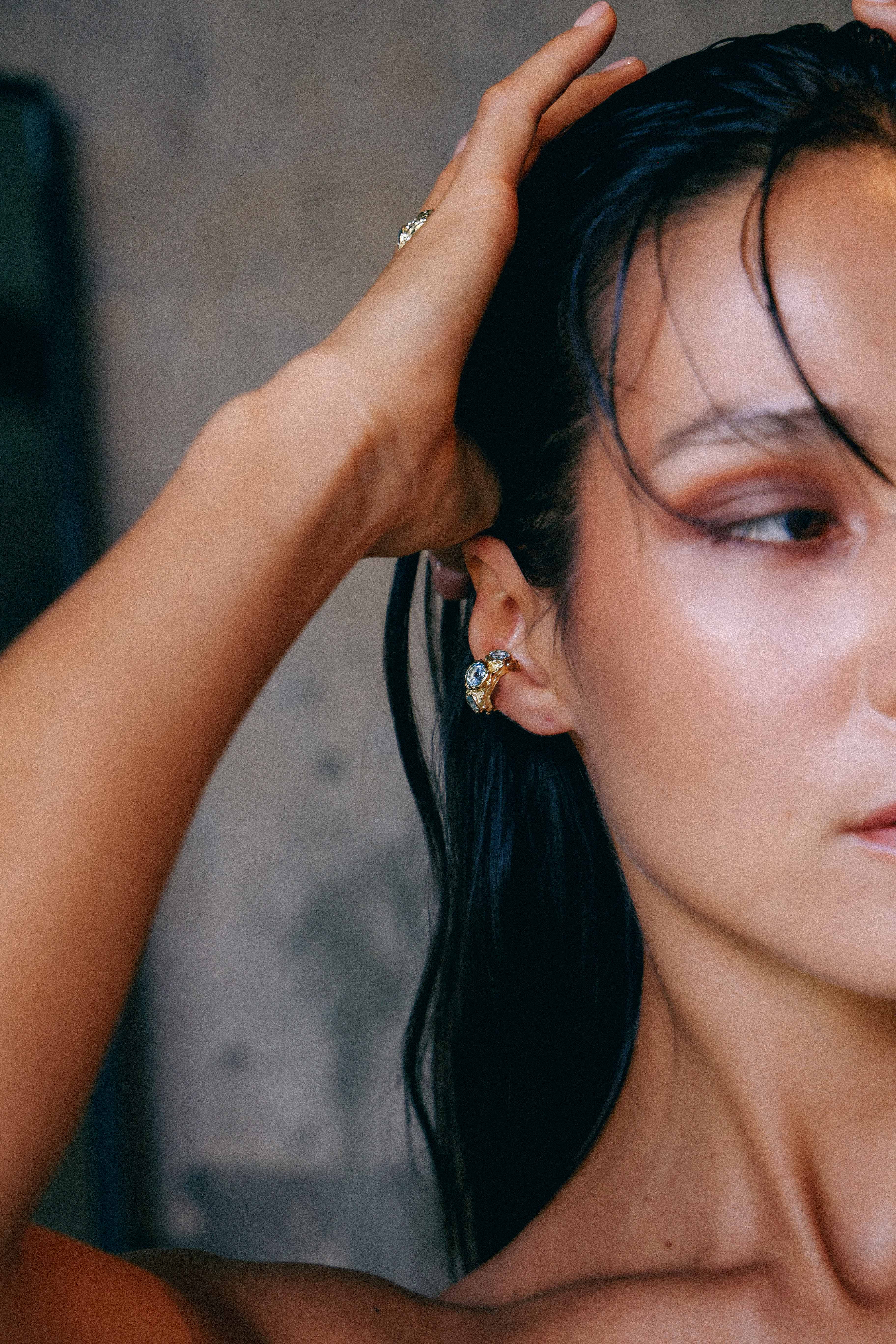 ARO EARCUFF SOLENE ORO Y TOPACIO CELESTE