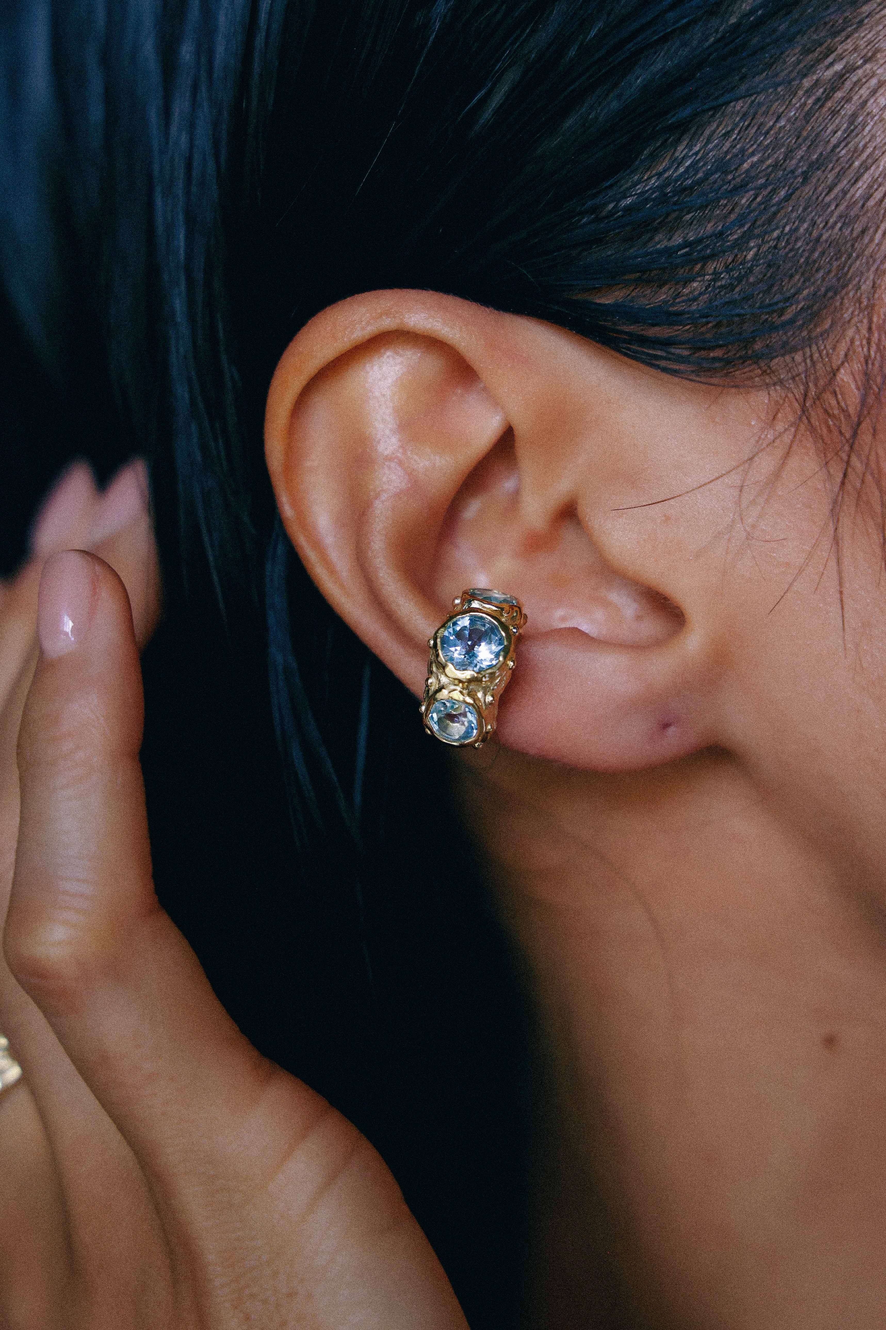 ARO EARCUFF SOLENE ORO Y TOPACIO CELESTE