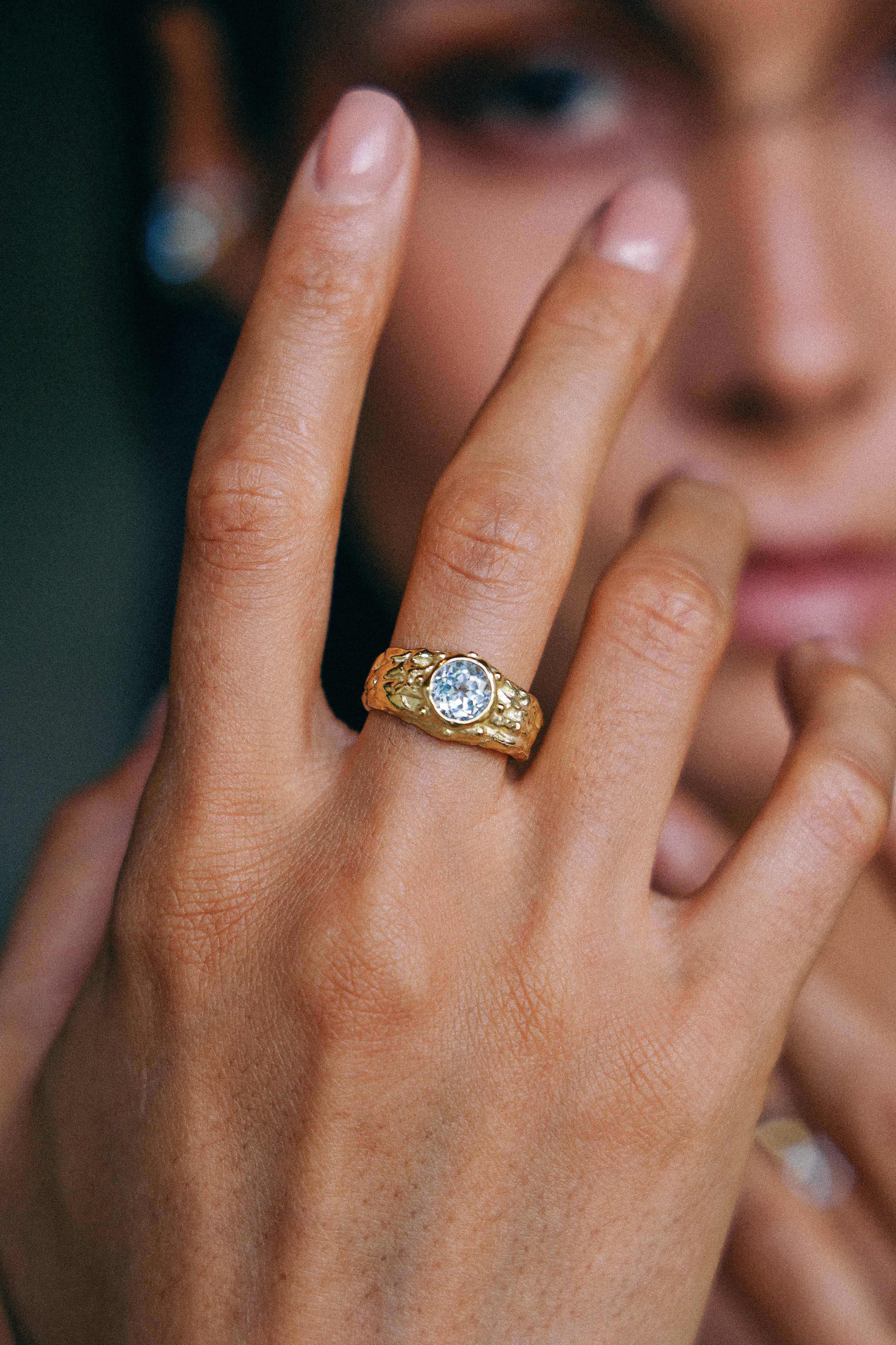 ANILLO SELES ORO Y TOPACIO CELESTE