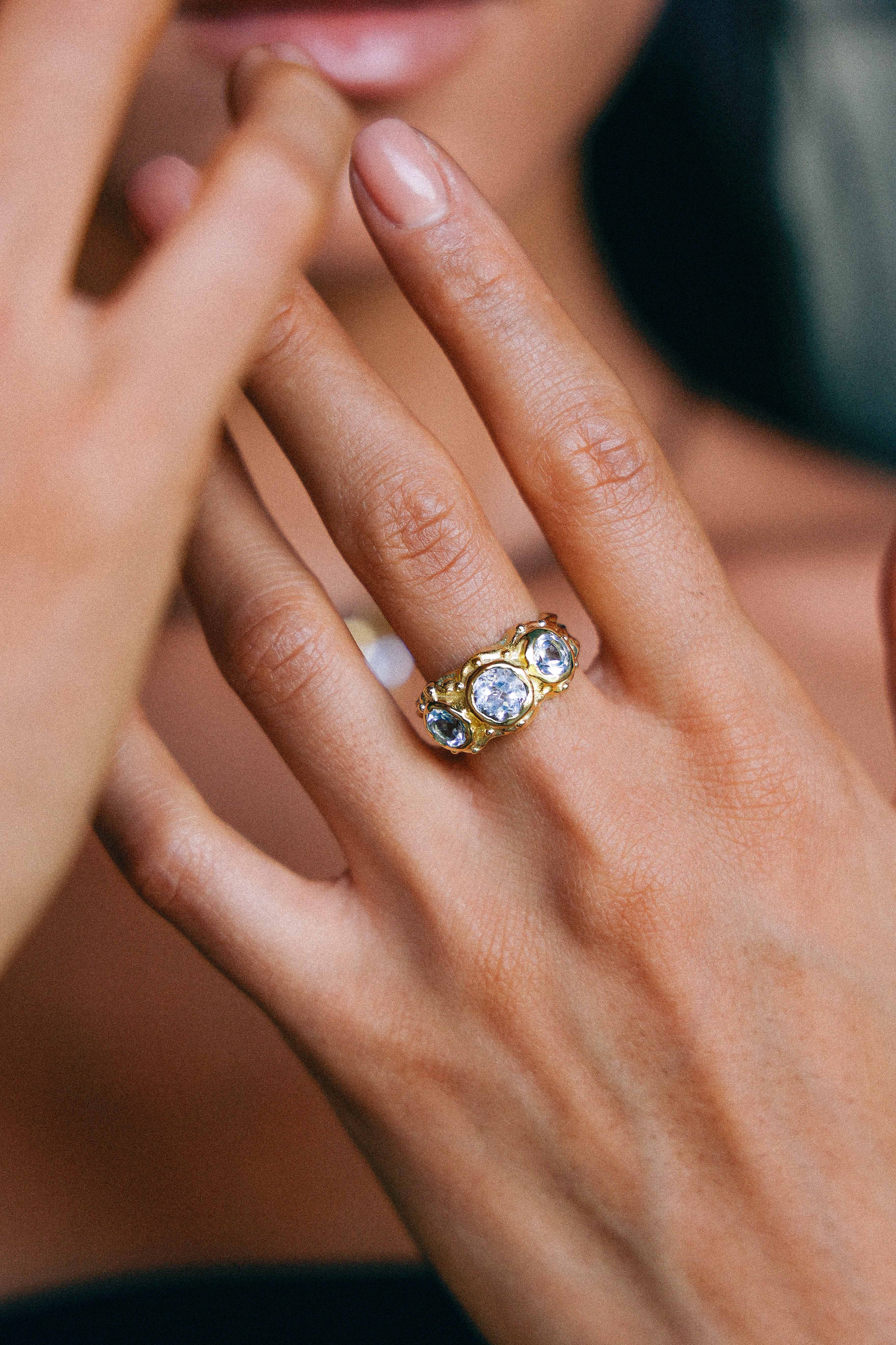 ANILLO SOLENE ORO Y TOPACIOS CELESTES