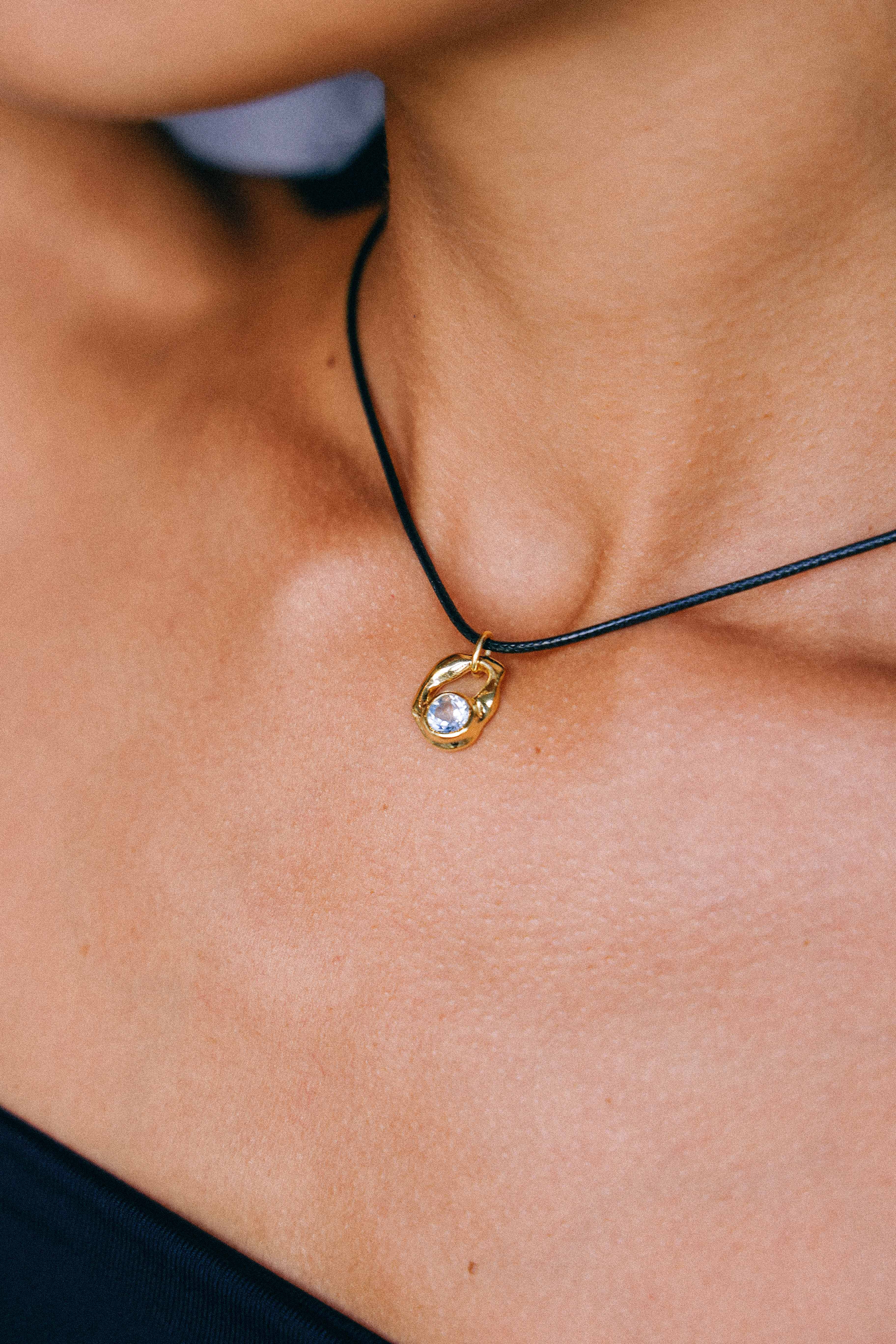 COLLAR SELES ORO Y TOPACIO CELESTE